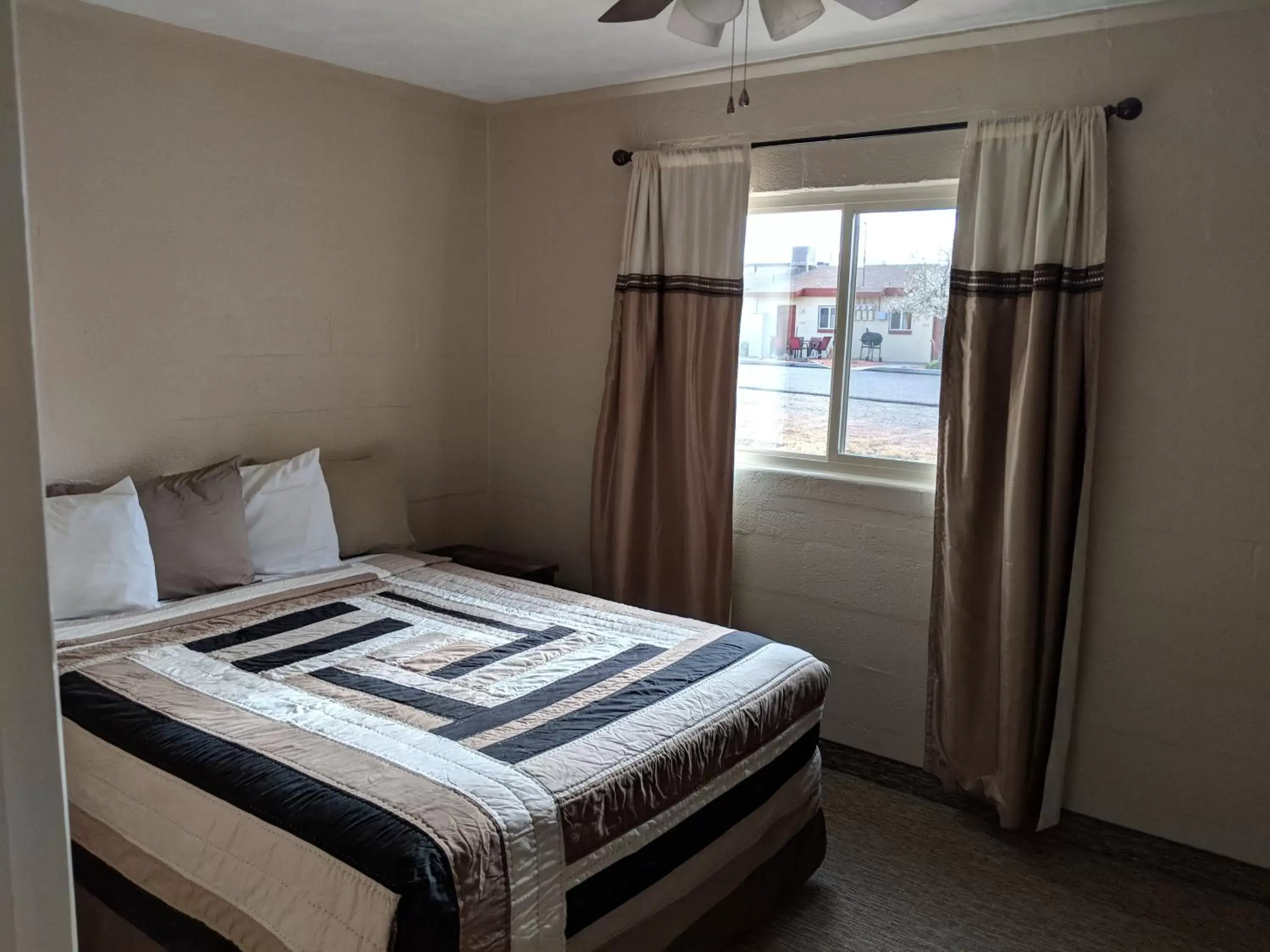 Bedroom, Bed in Red Rock Motel