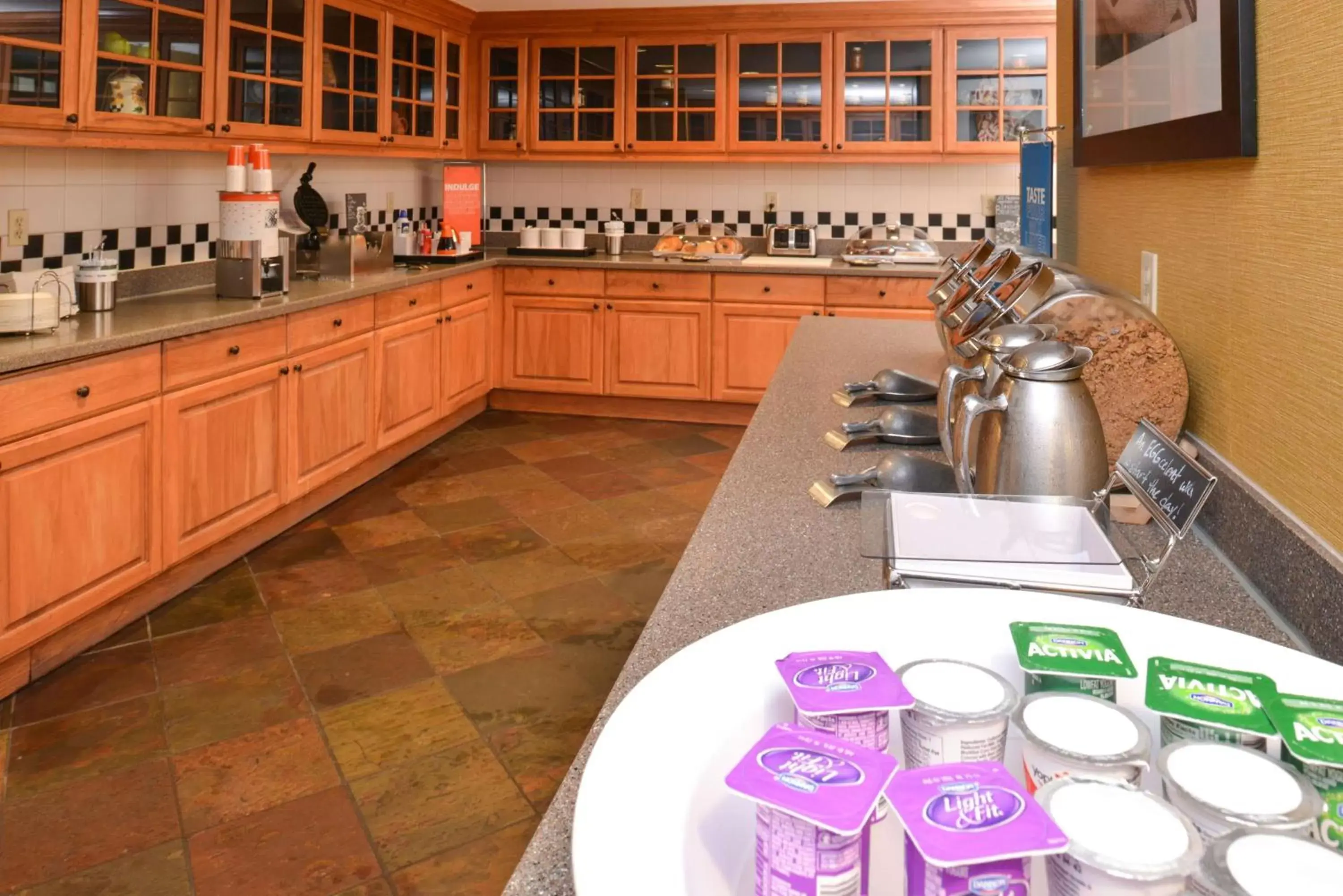 Breakfast, Kitchen/Kitchenette in Hampton Inn & Suites Pueblo-Southgate