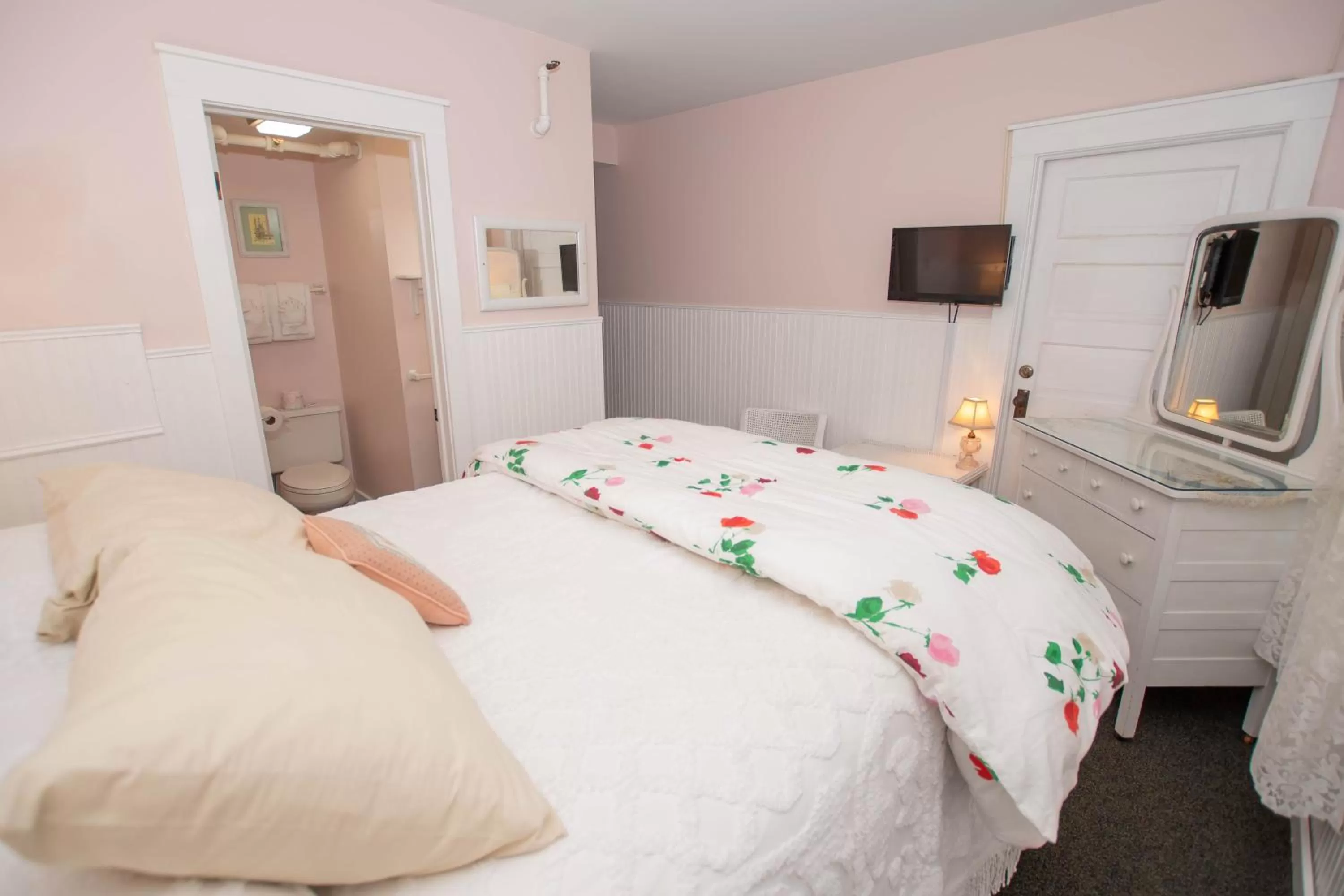 Bed in Terrace Inn and 1911 Restaurant