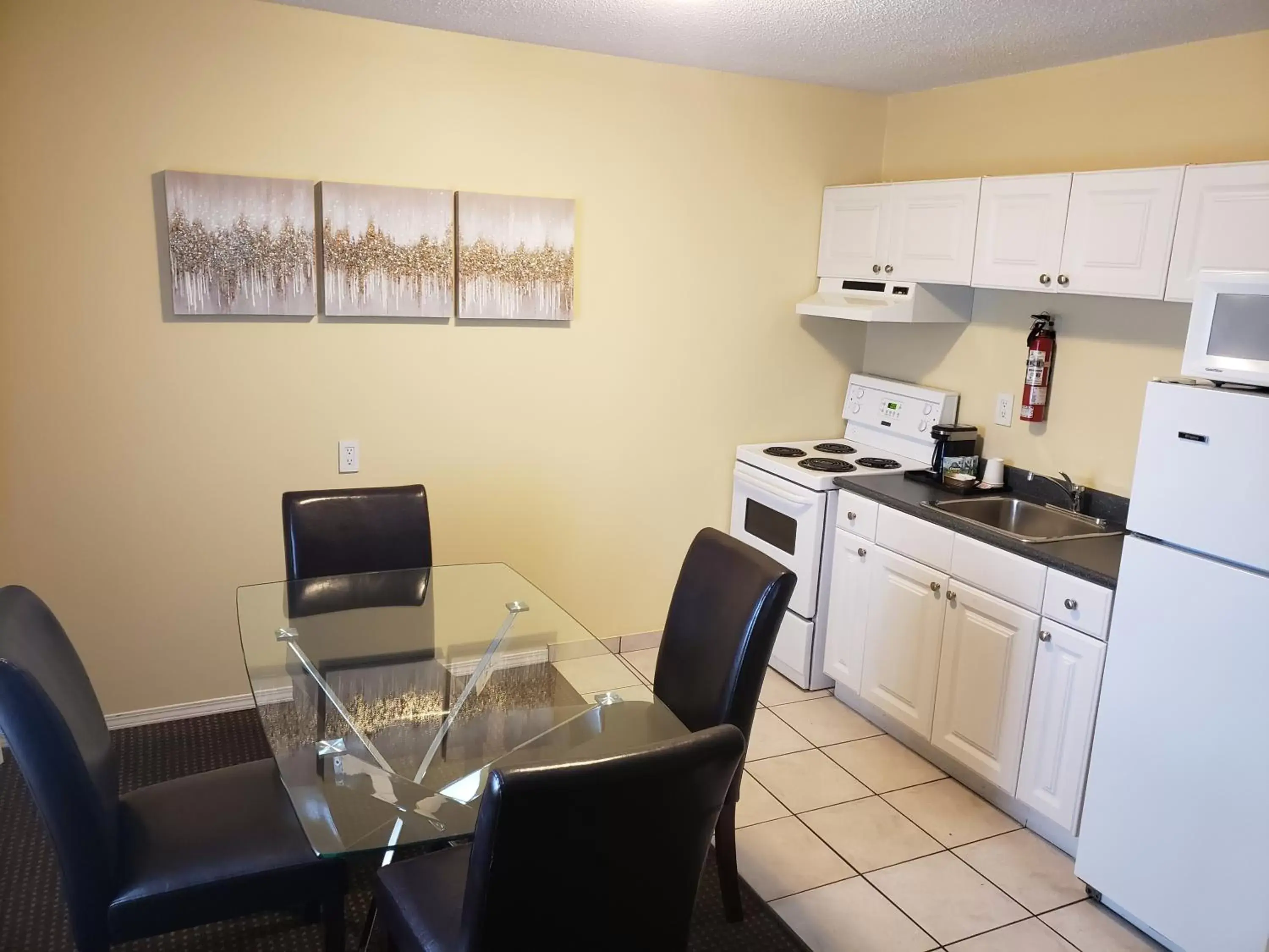 Kitchen or kitchenette, Kitchen/Kitchenette in Arbutus Inn