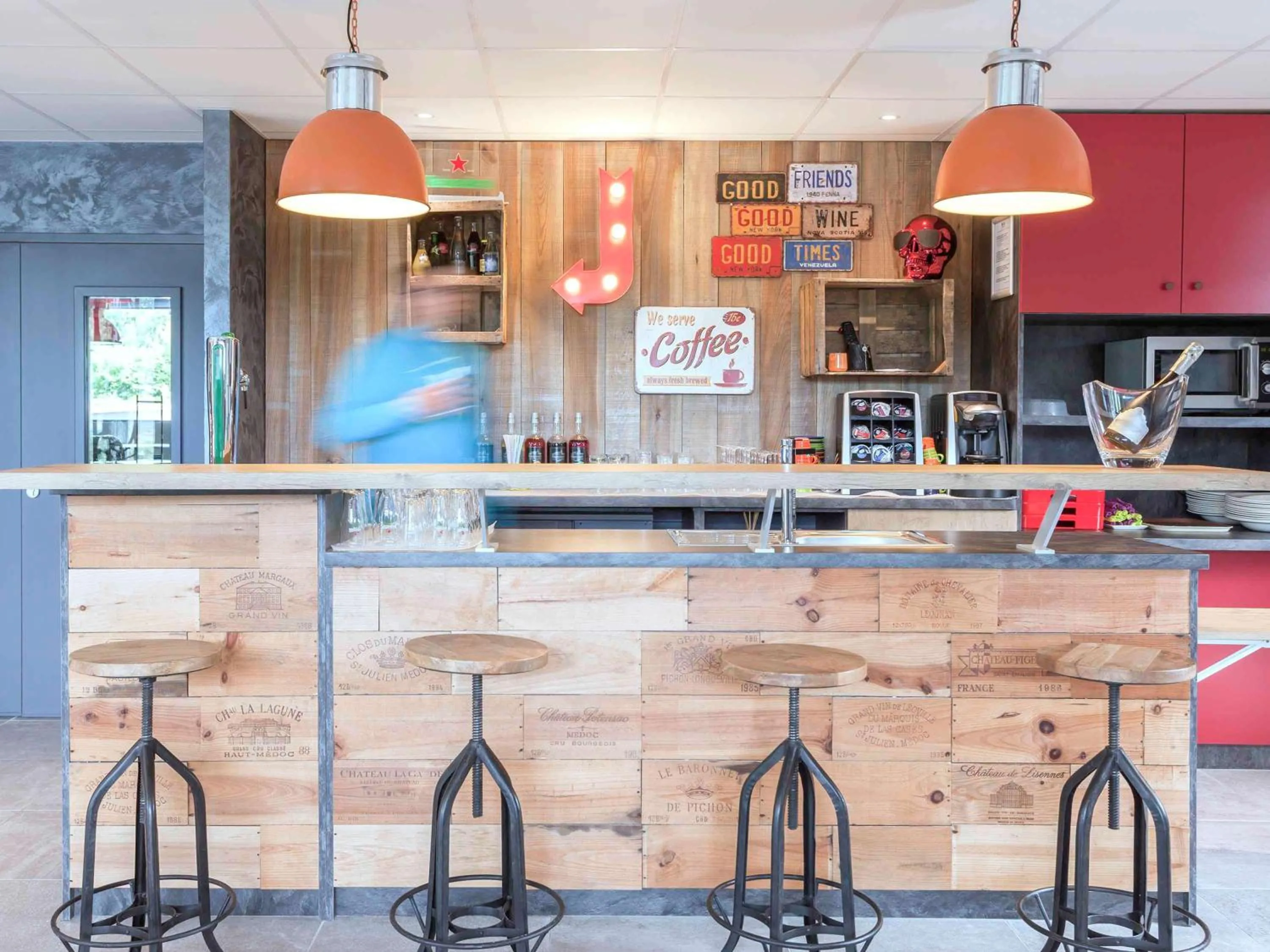 Lounge or bar in ibis Styles Vierzon