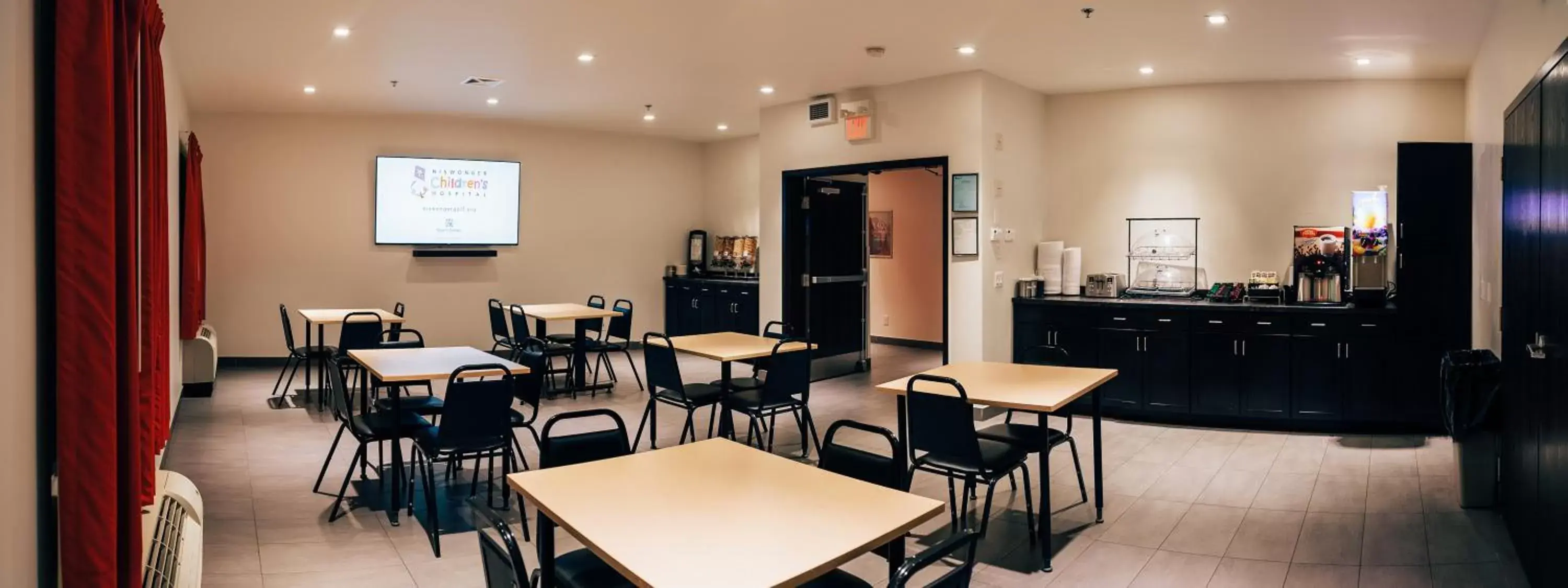 Coffee/tea facilities, Restaurant/Places to Eat in Motel 6 Airdrie