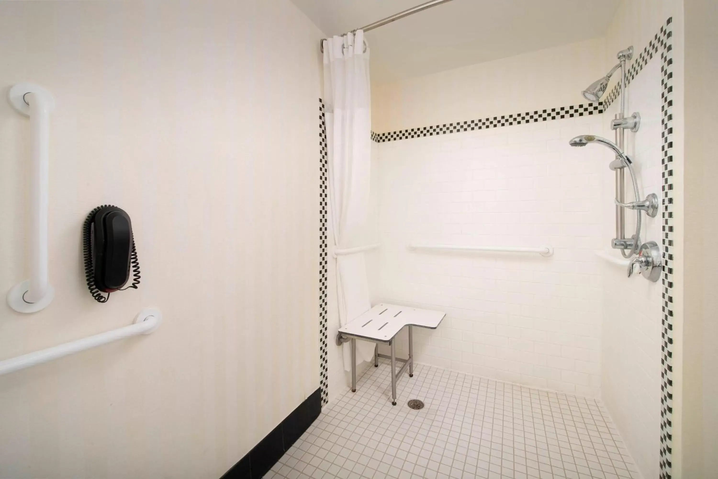 Bathroom in Fairfield Inn & Suites by Marriott Miami Airport South