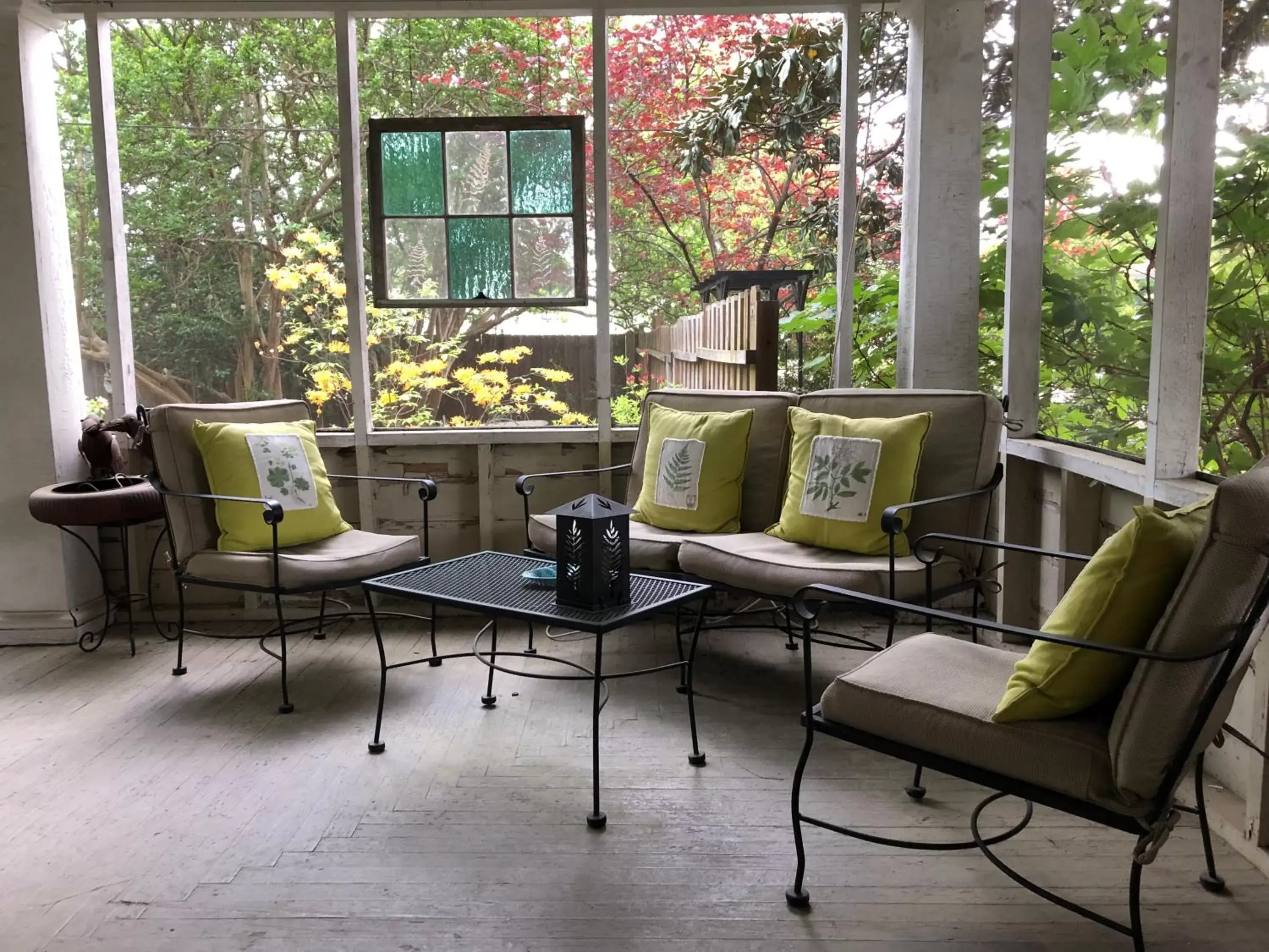 Seating area in Magnolia House & Gardens B&B