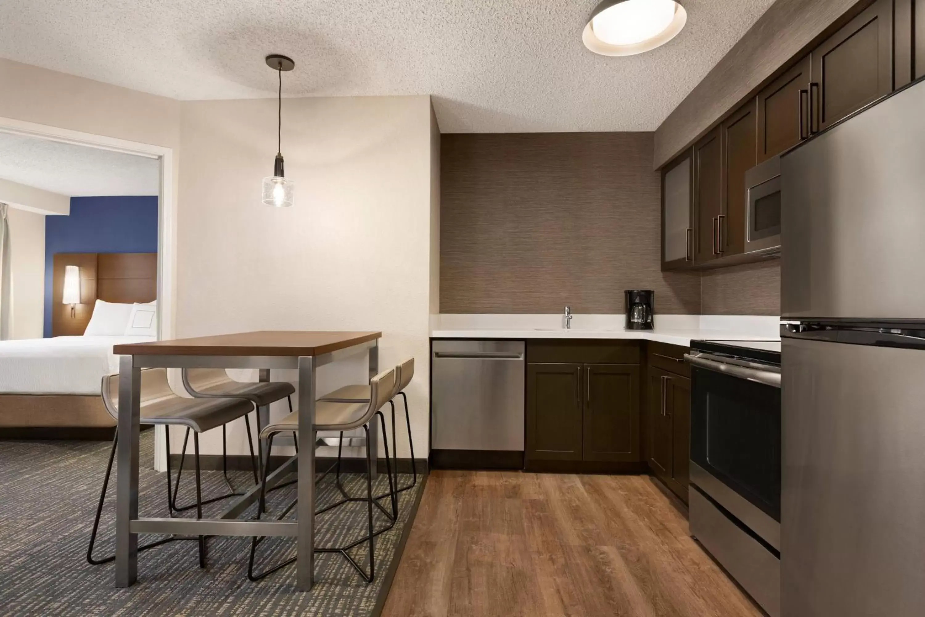 Bedroom, Kitchen/Kitchenette in Residence Inn Salem