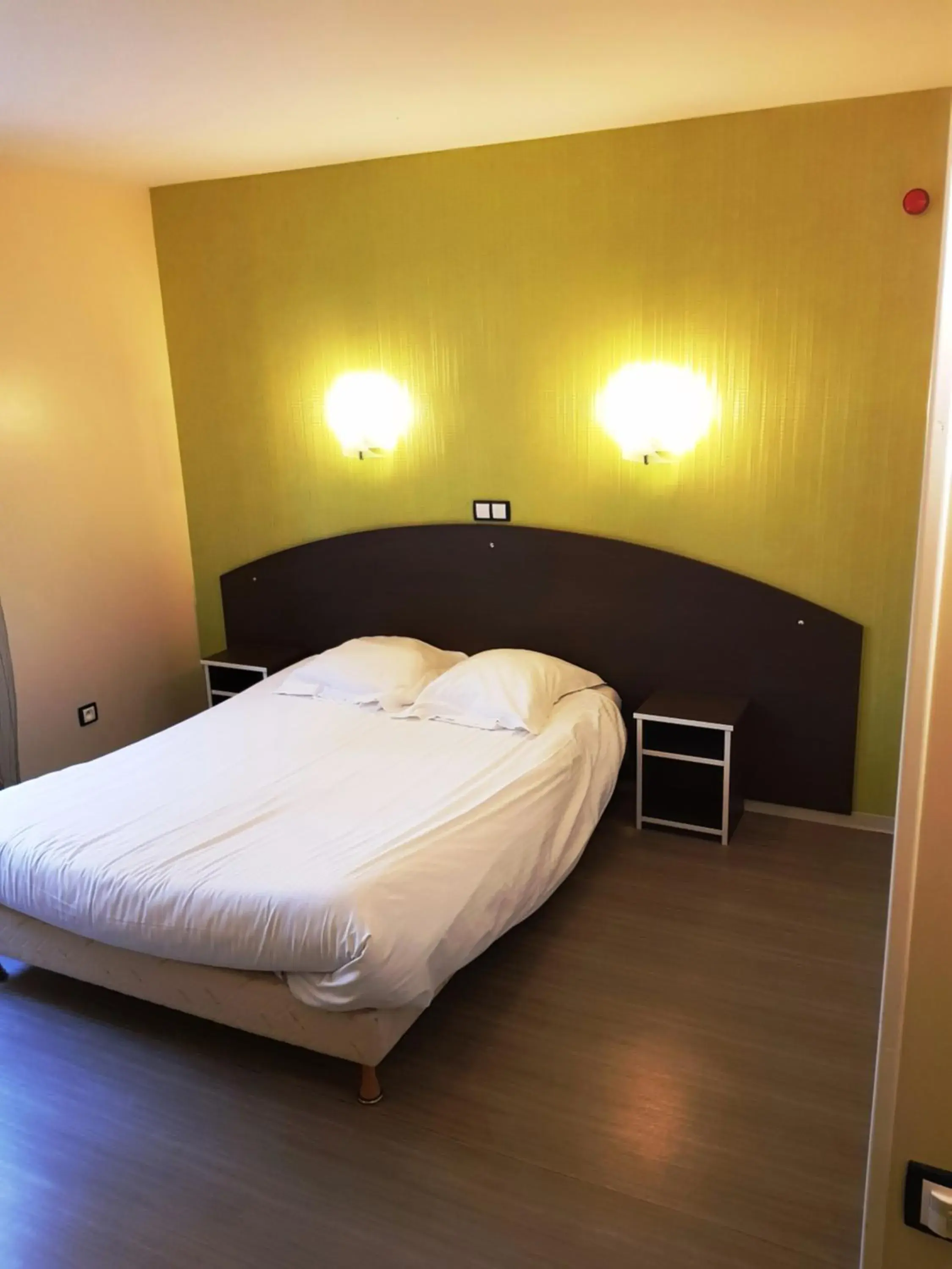 Bedroom, Bed in Hotel Auberge De La Baie