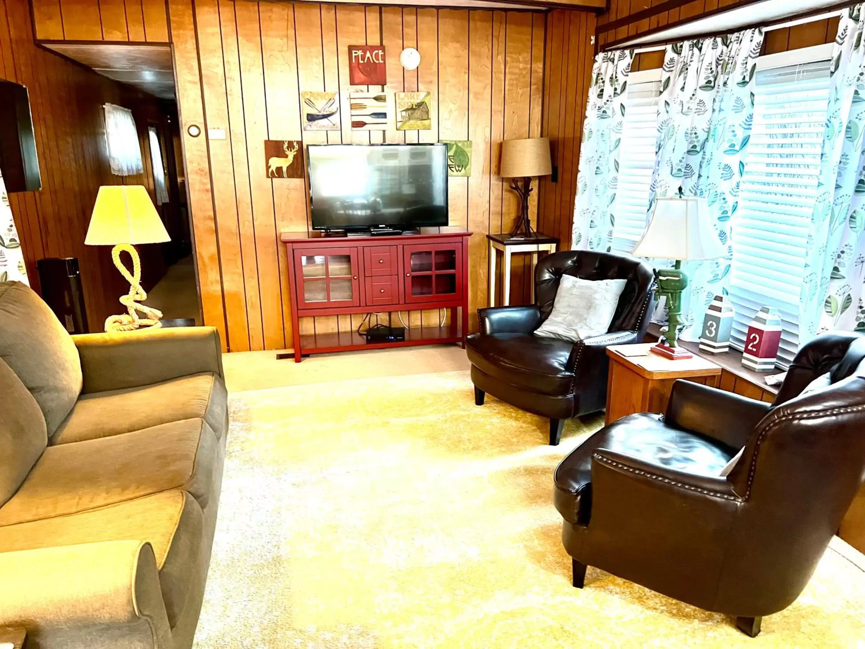 Living room, Seating Area in White Caps Motel