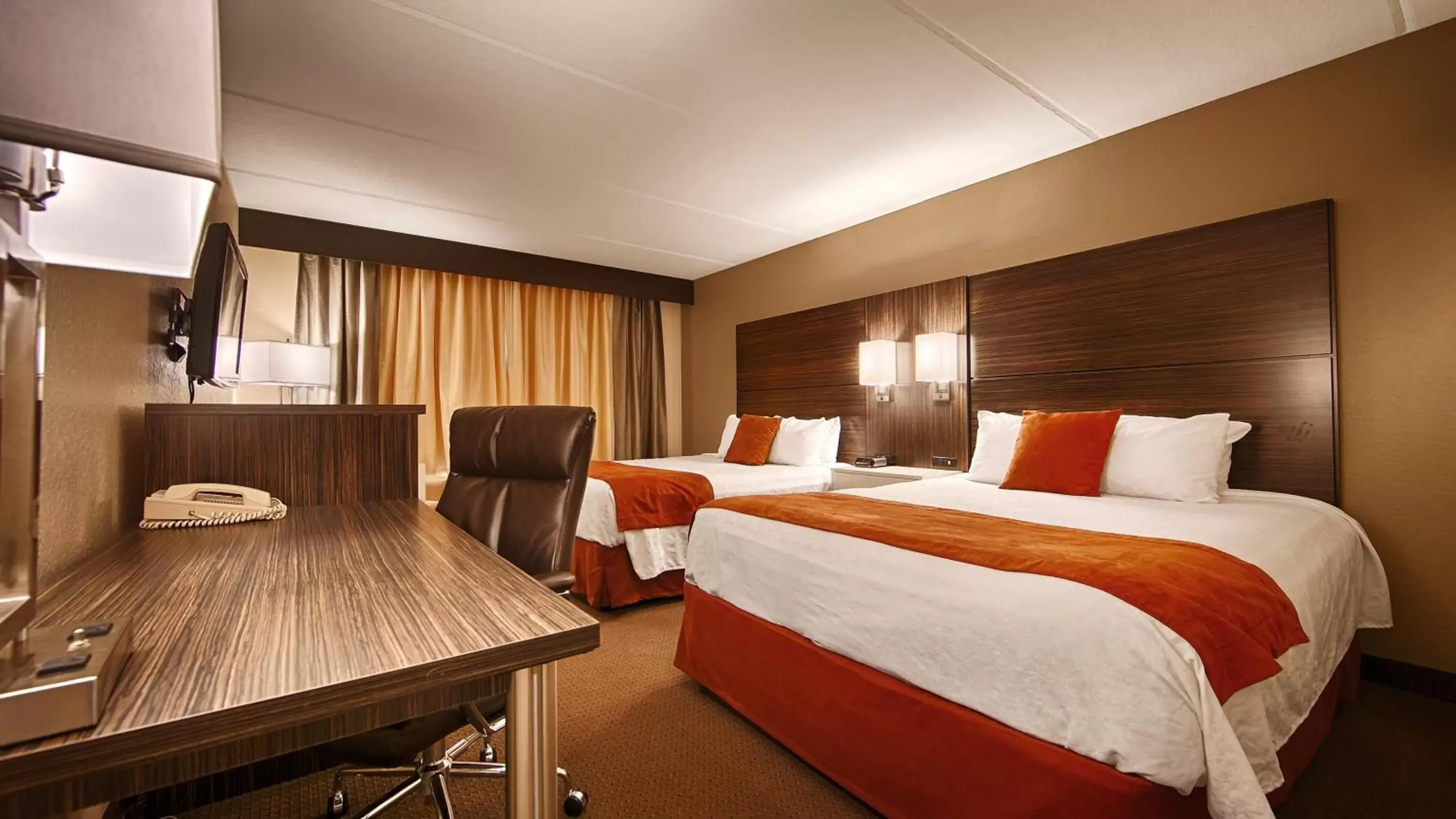 Bedroom in Best Western Airport Inn & Suites