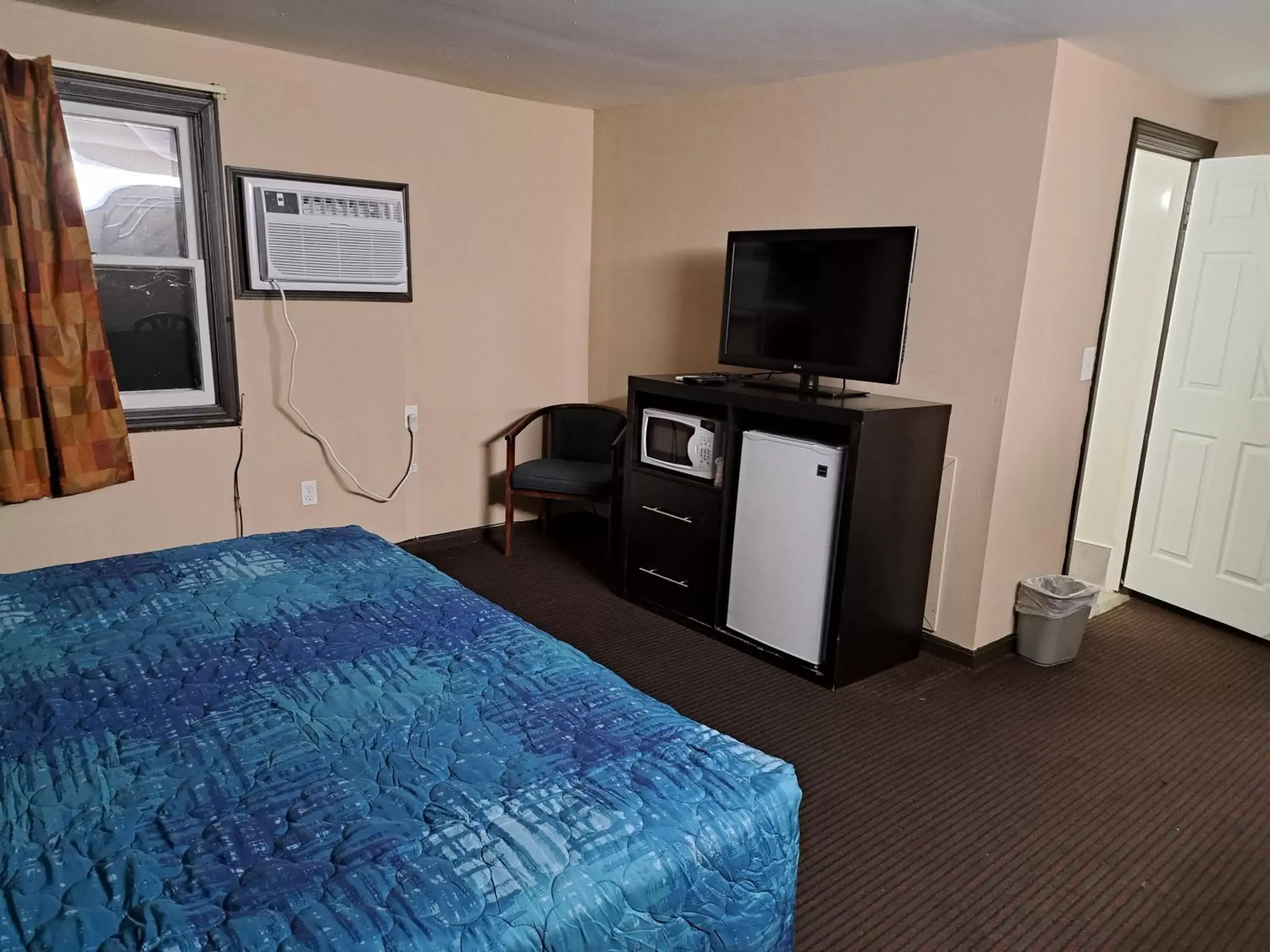 Photo of the whole room, TV/Entertainment Center in Pennswoods Inn