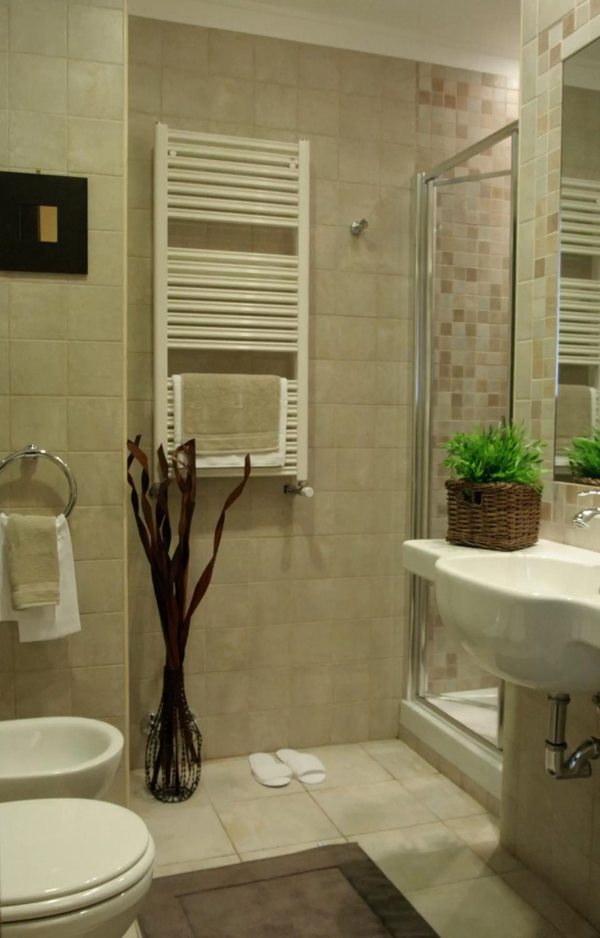 Shower, Bathroom in Hotel Latinum