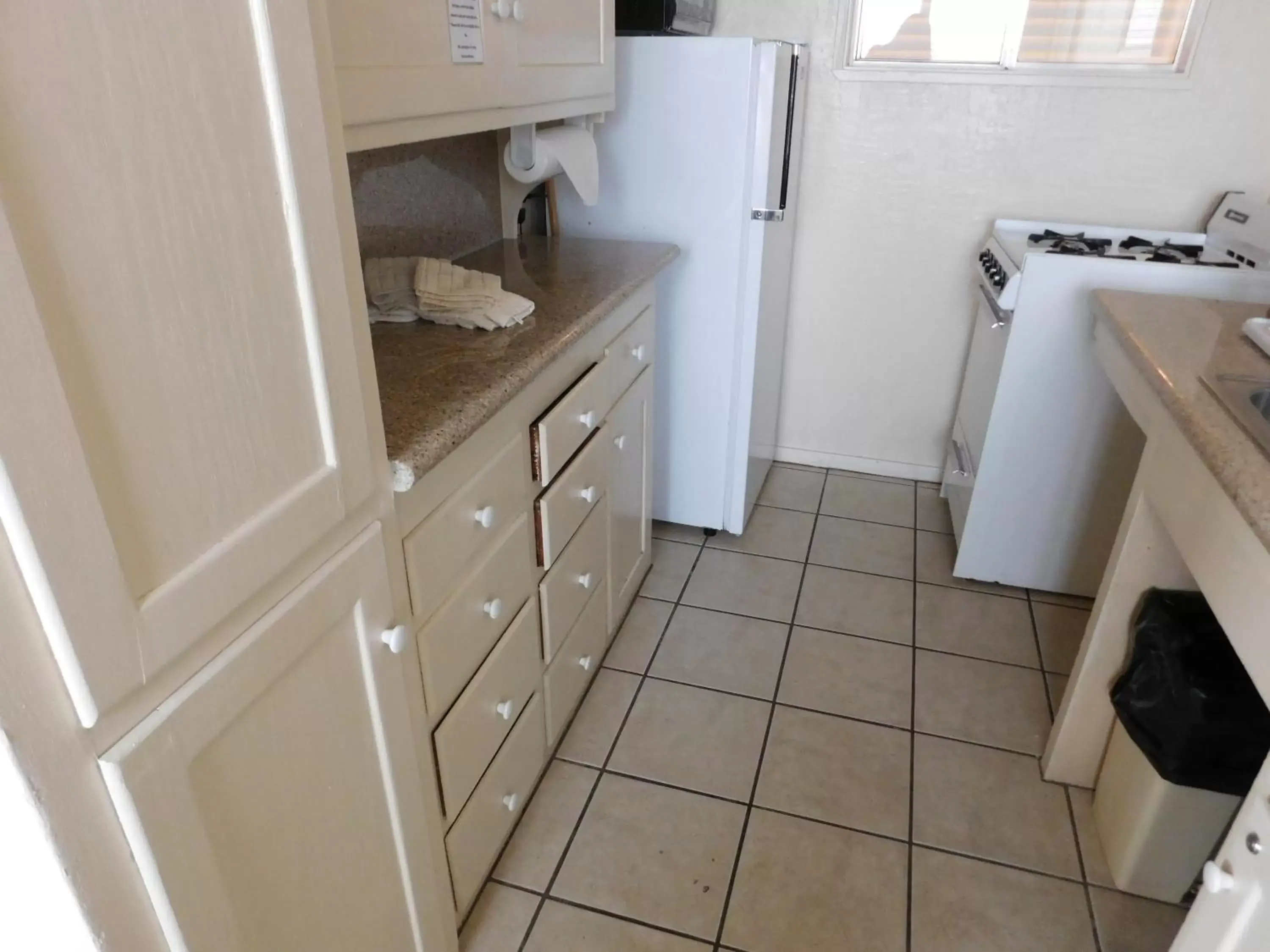 Kitchen or kitchenette, Bathroom in Capitola Venetian Hotel