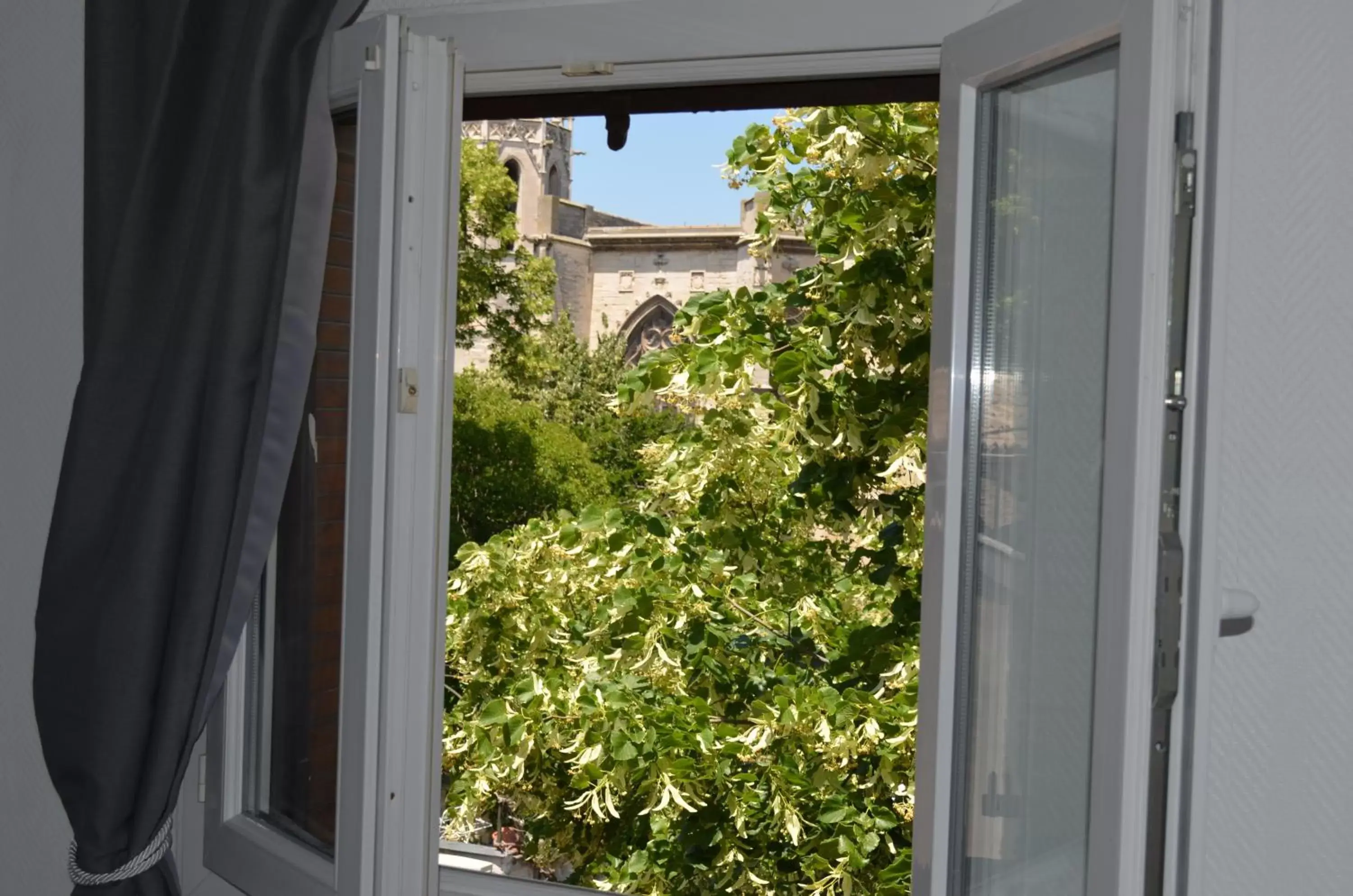 Garden view in Hôtel Les Corps Saints