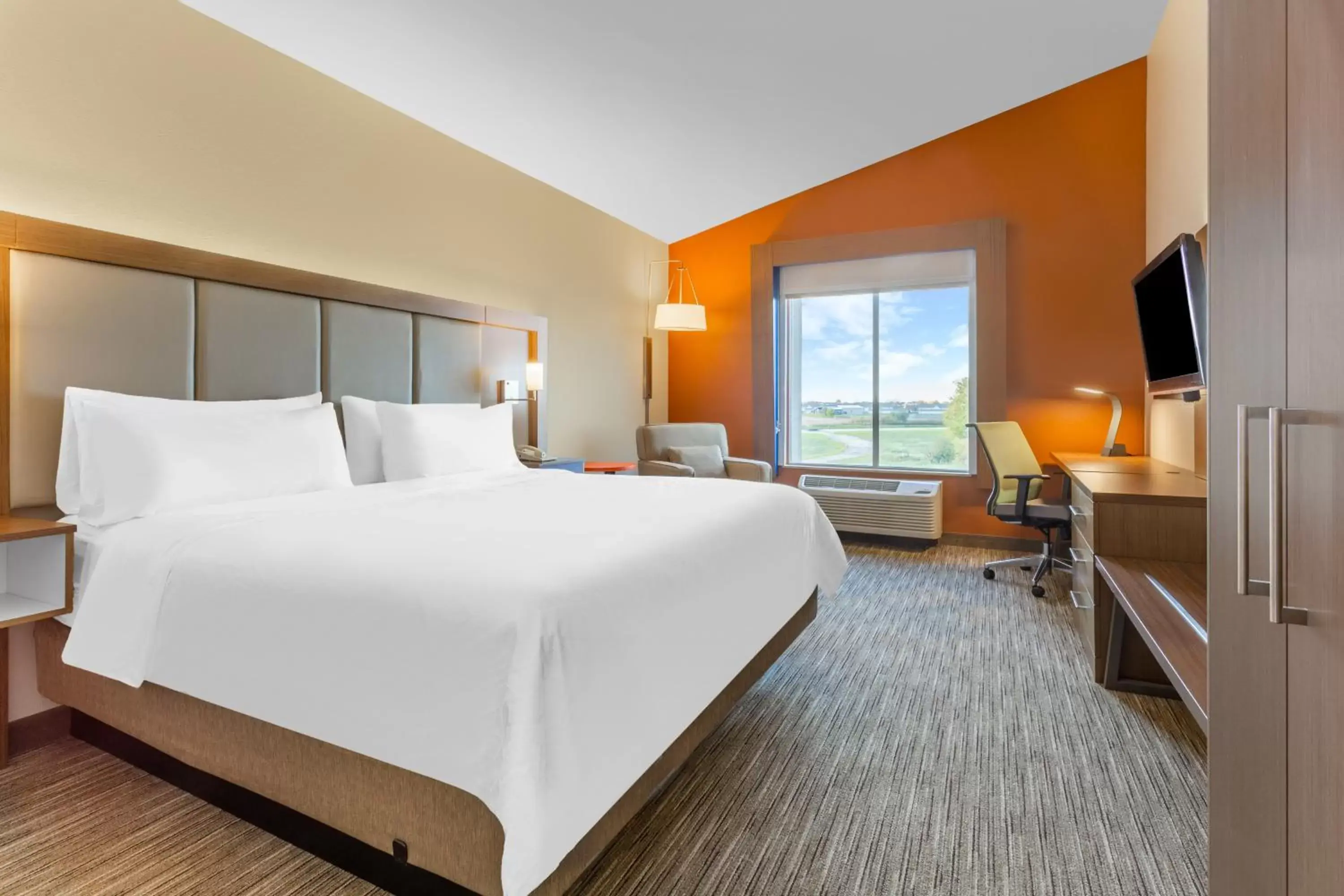 Bedroom, Bed in Holiday Inn Express Rockford-Loves Park, an IHG Hotel
