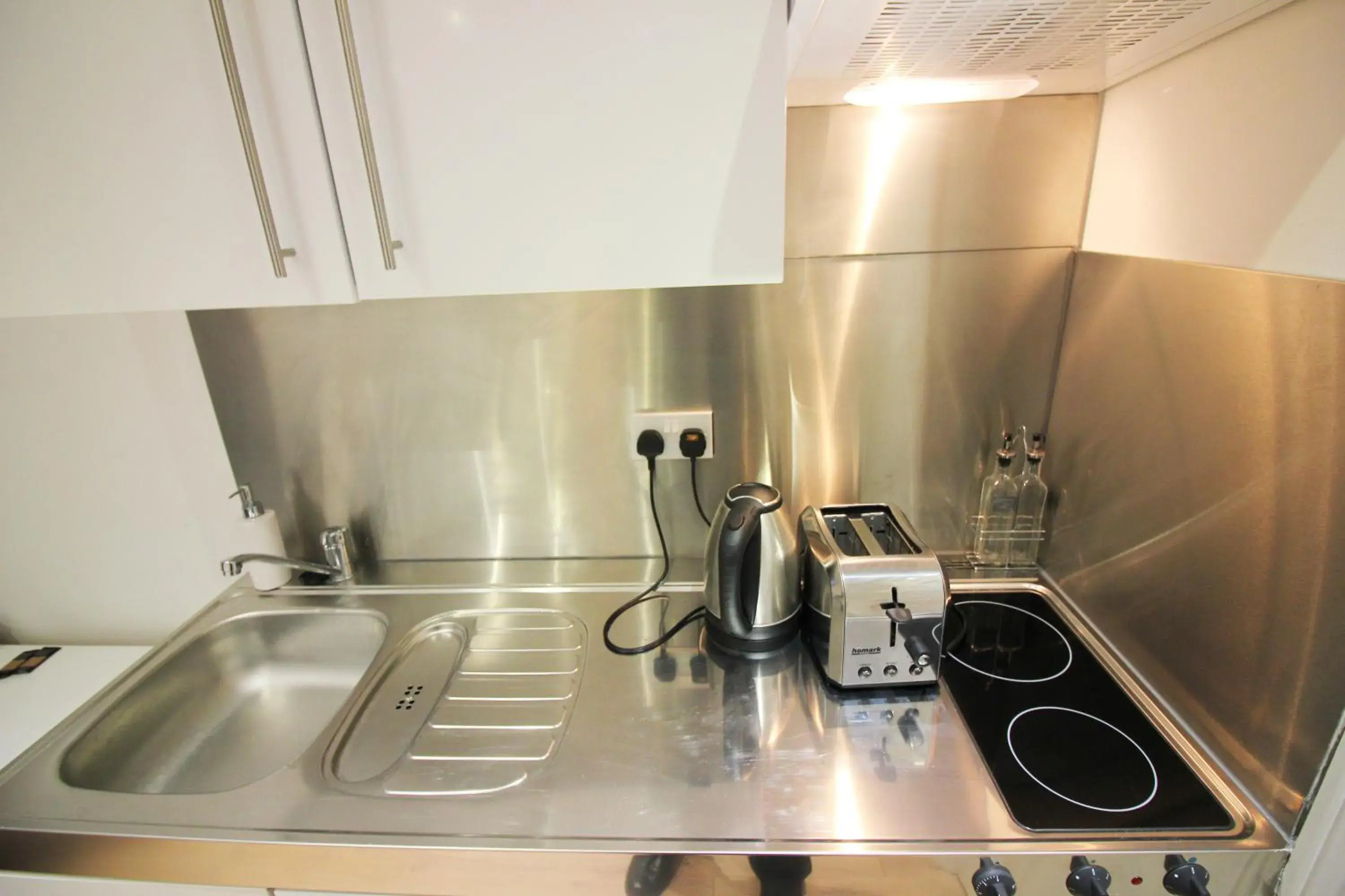 Coffee/tea facilities, Kitchen/Kitchenette in Cambridge City Rooms by Paymán Club