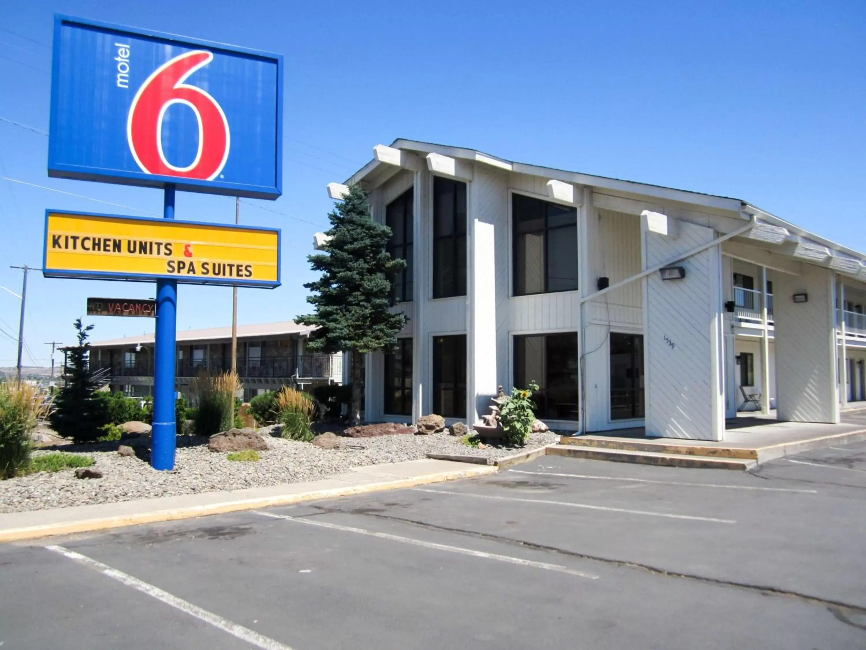 Property building in Motel 6-Madras, OR