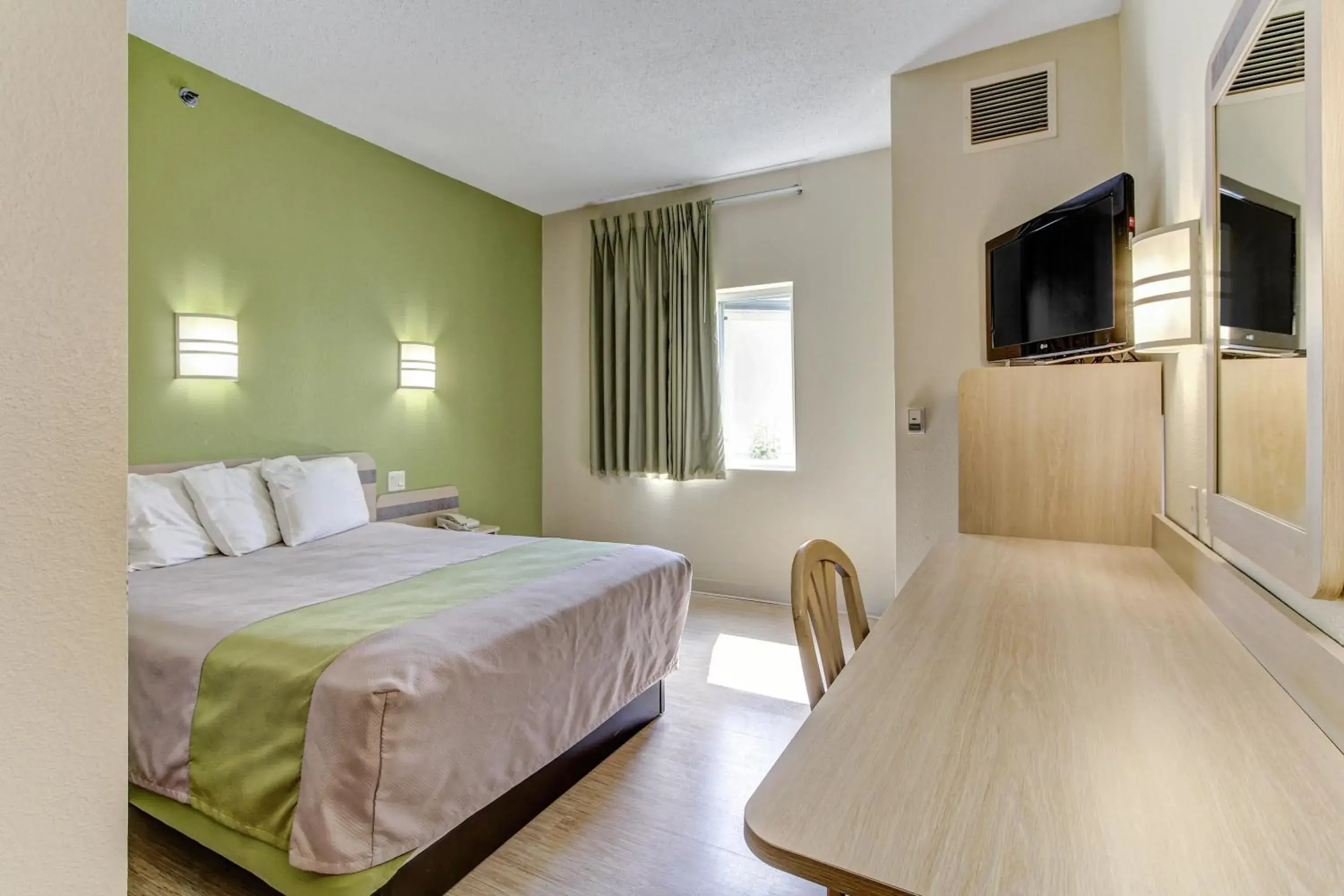 Bedroom, Bed in Motel 6-Medina, OH - Cleveland