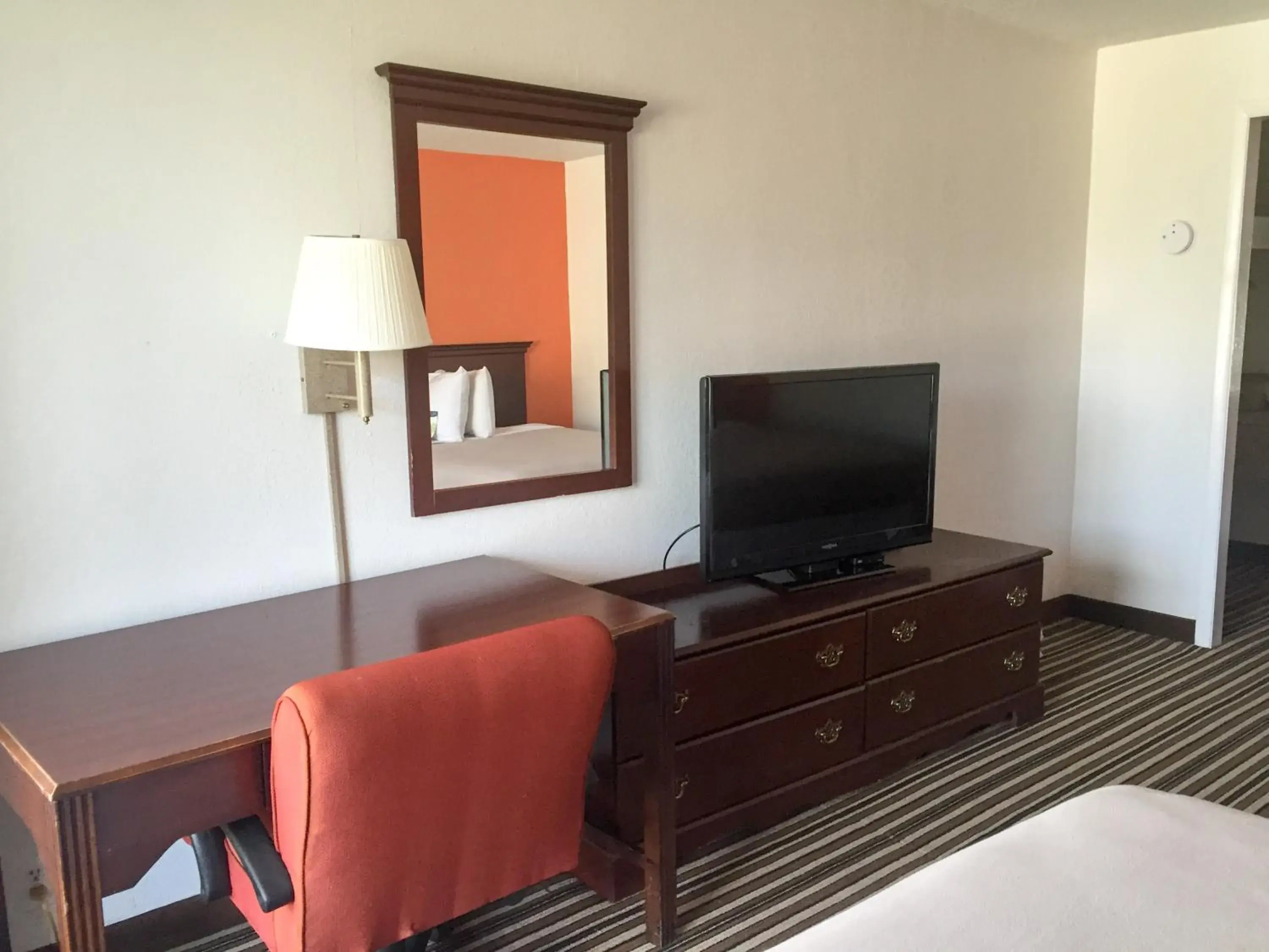 TV and multimedia, Seating Area in Econo Lodge