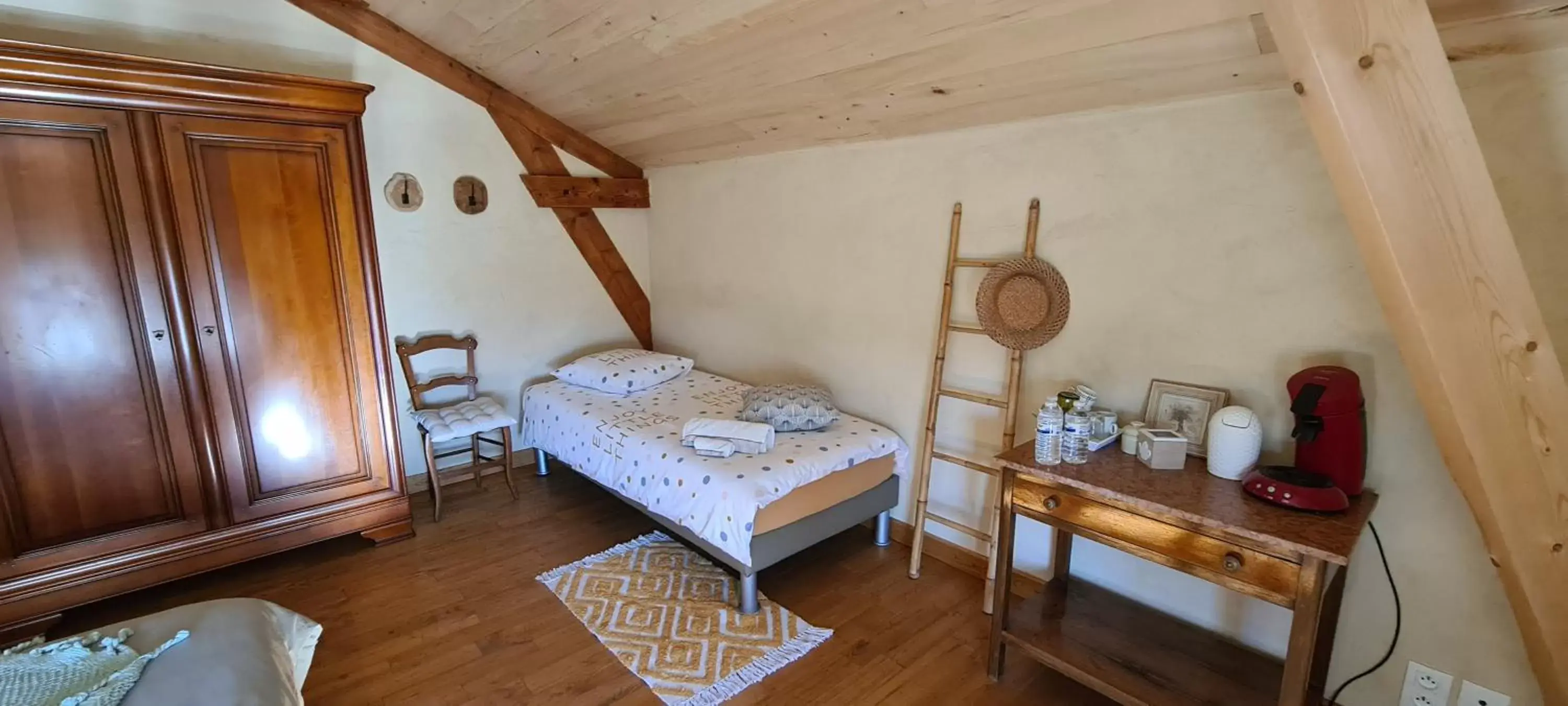 Bedroom, Bed in Le Coq en Repos