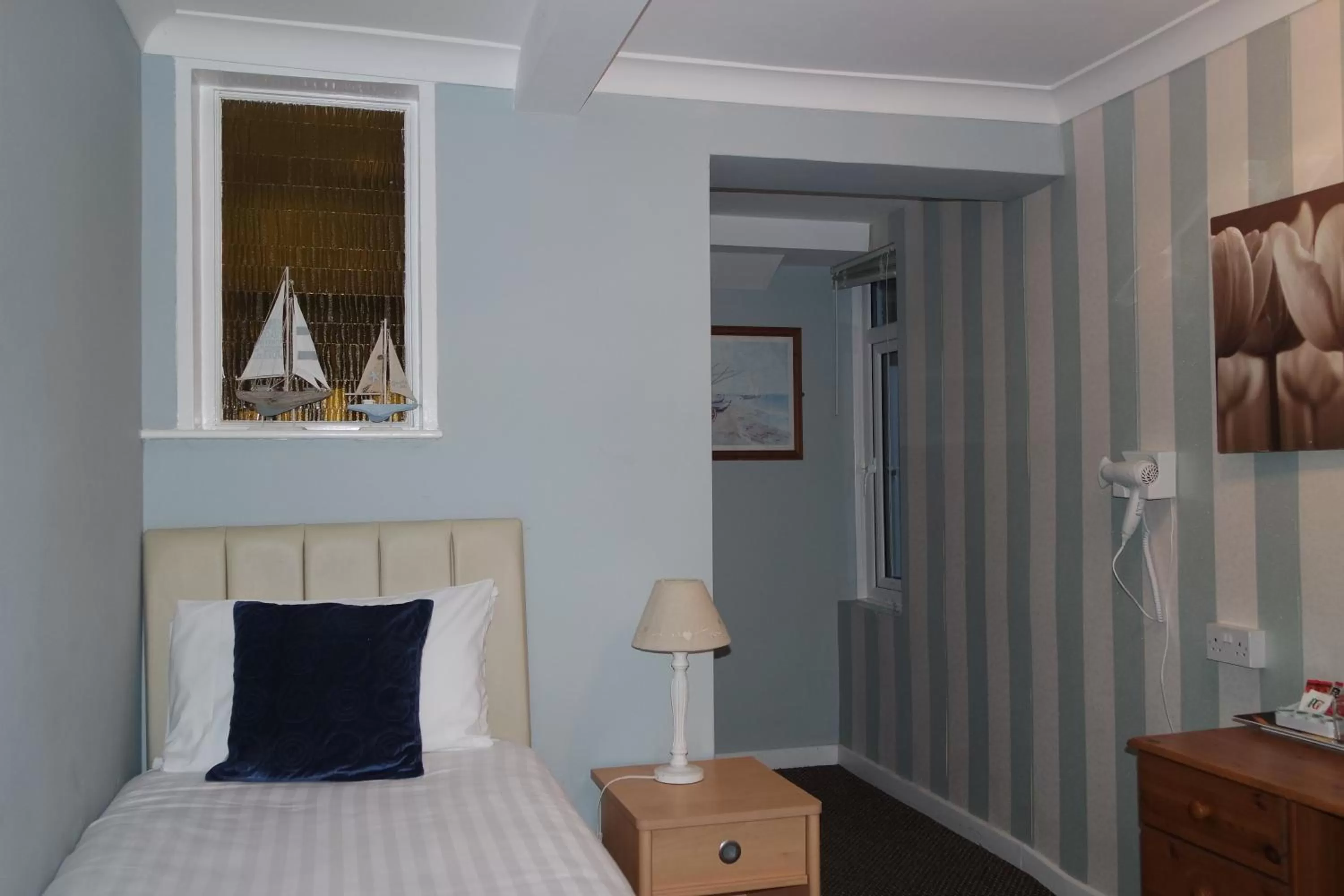 Bedroom, Bed in Gable End Hotel