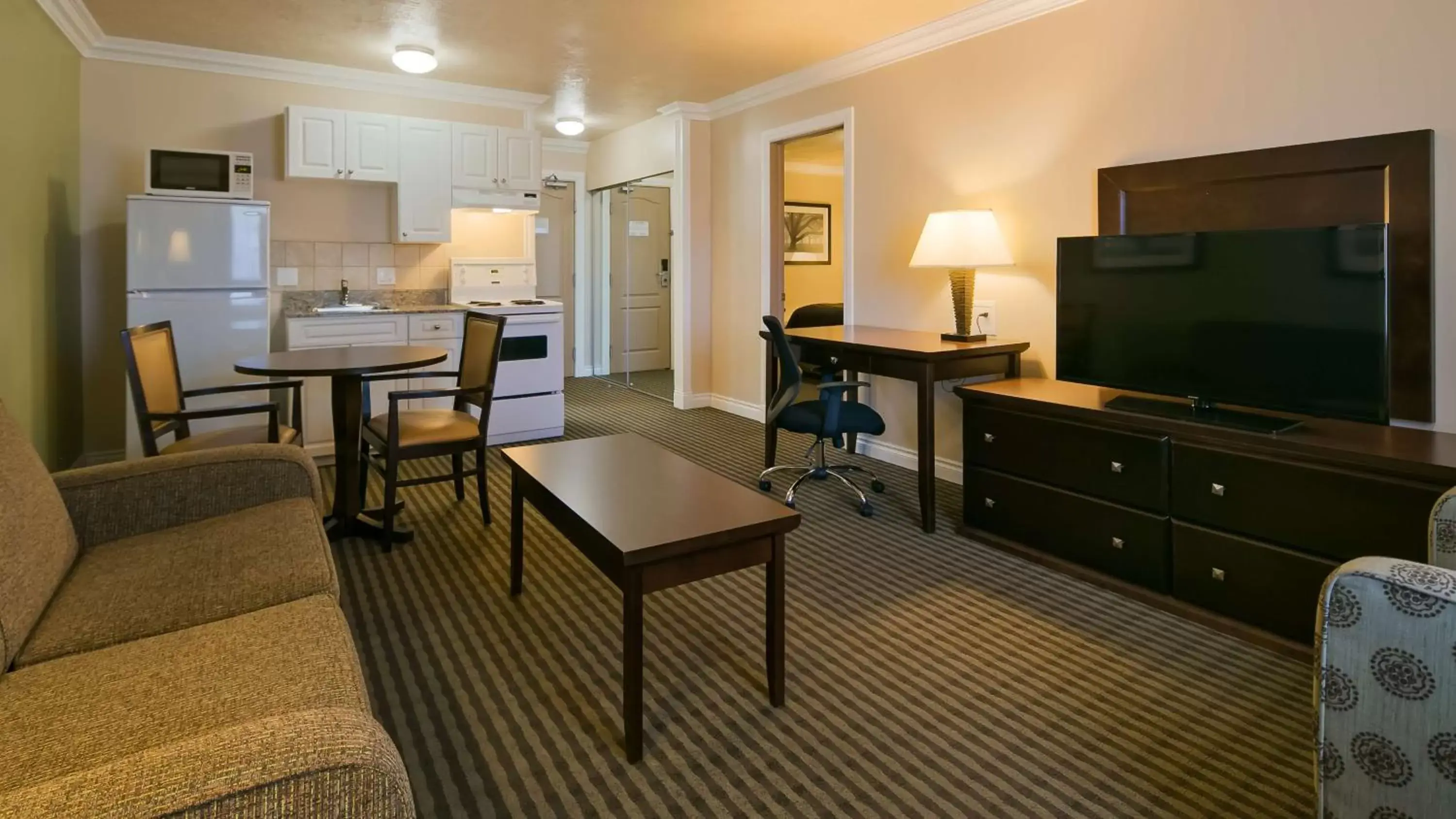 Photo of the whole room, Seating Area in Best Western PLUS Mirage Hotel and Resort