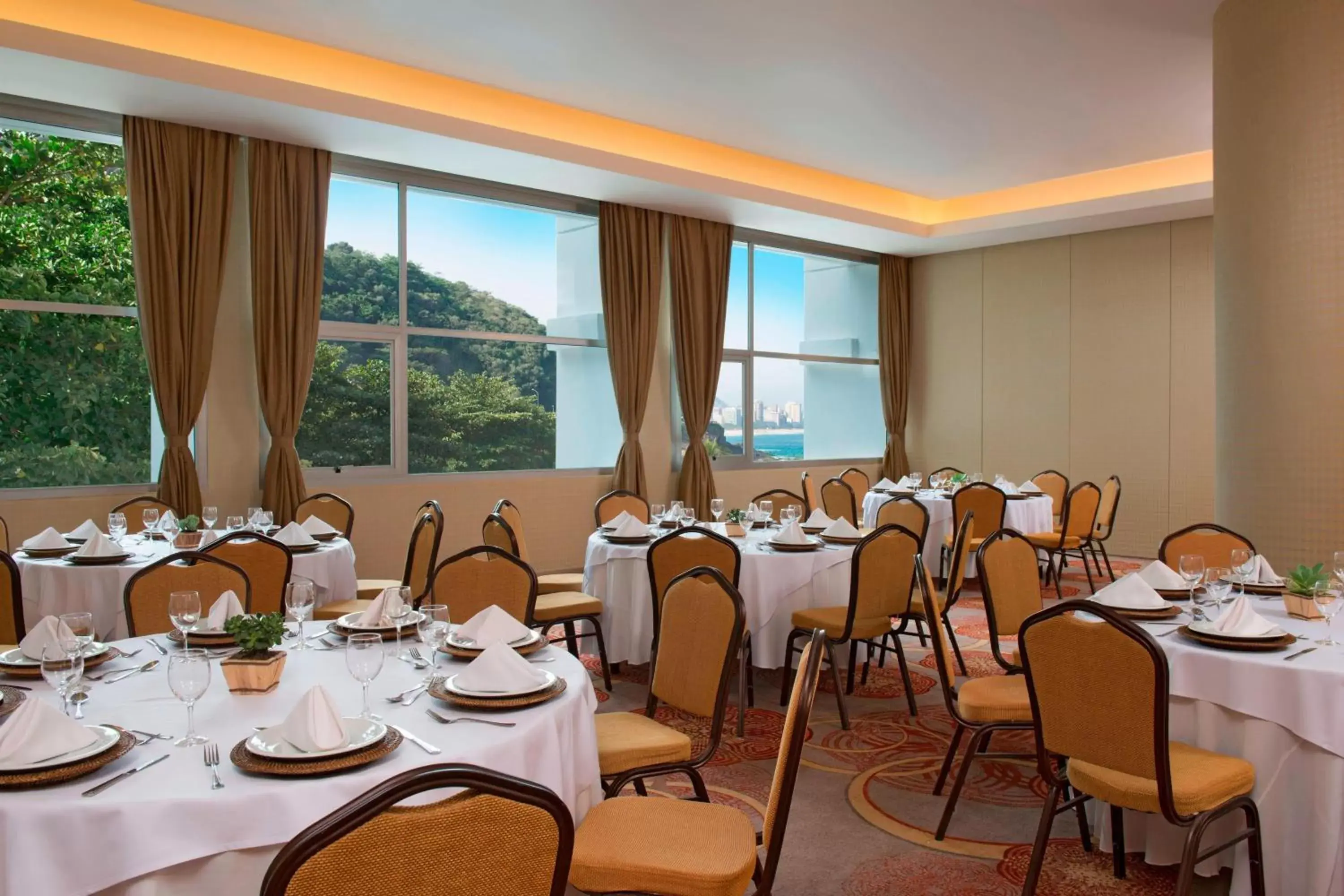 Meeting/conference room, Restaurant/Places to Eat in Sheraton Grand Rio Hotel & Resort