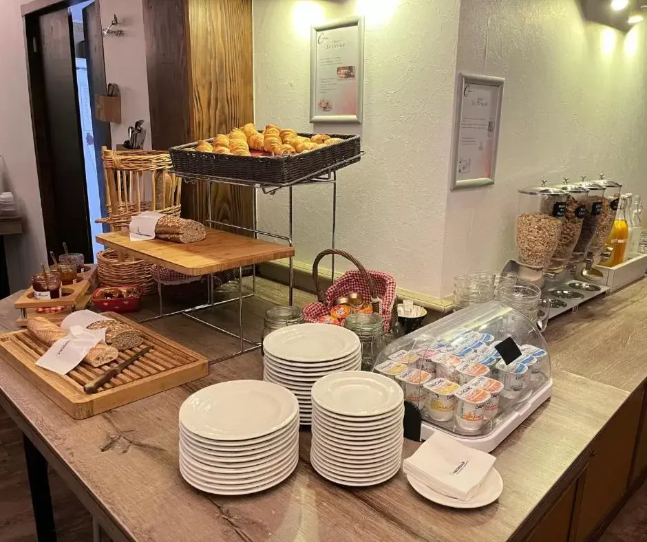 Breakfast in The Originals Boutique, Hôtel Bristol, Strasbourg Centre Gare (Inter-Hotel)