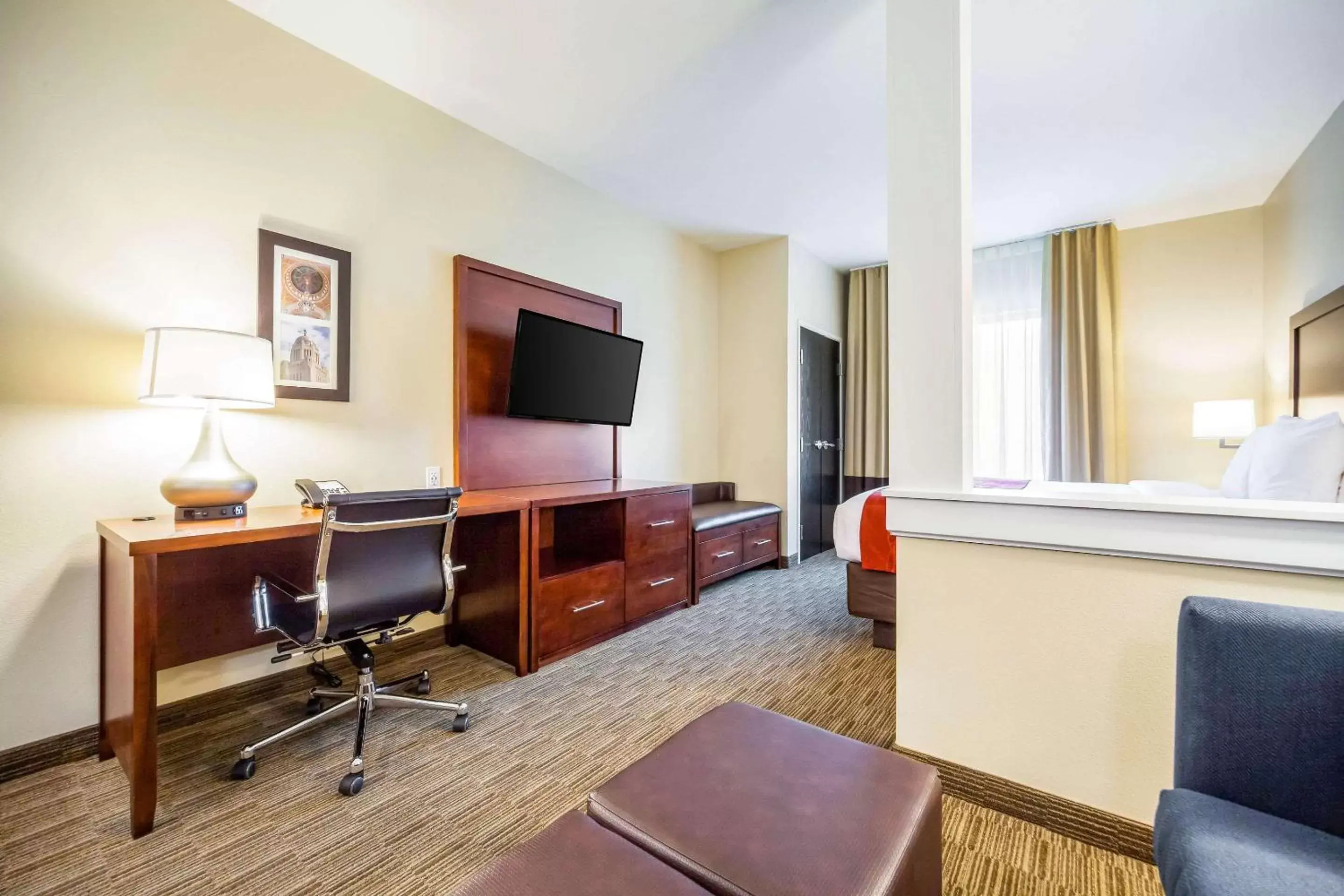 Photo of the whole room, TV/Entertainment Center in Comfort Inn & Suites North Platte I-80
