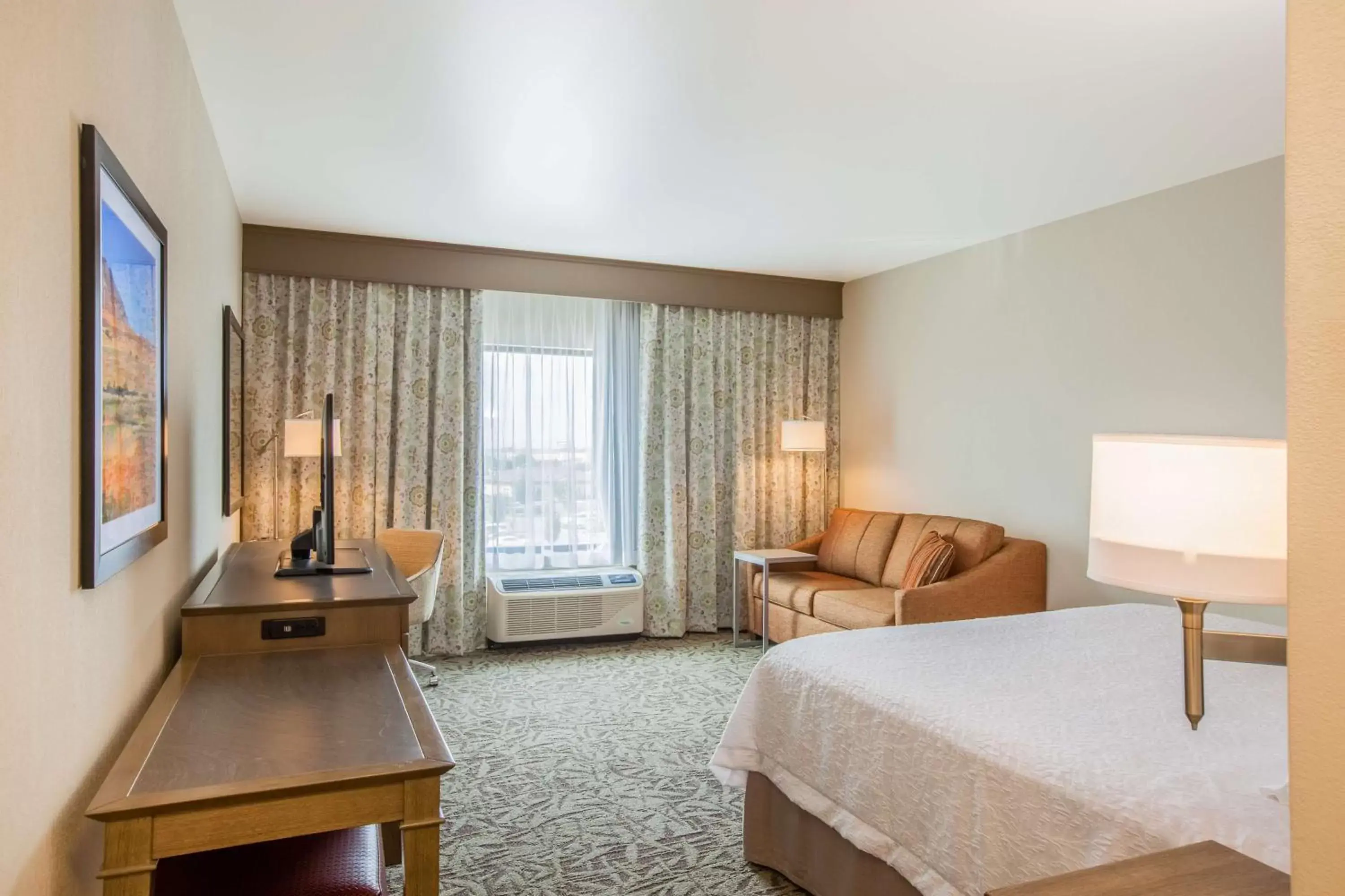 Bed in Hampton Inn & Suites Pasco/Tri-Cities, WA