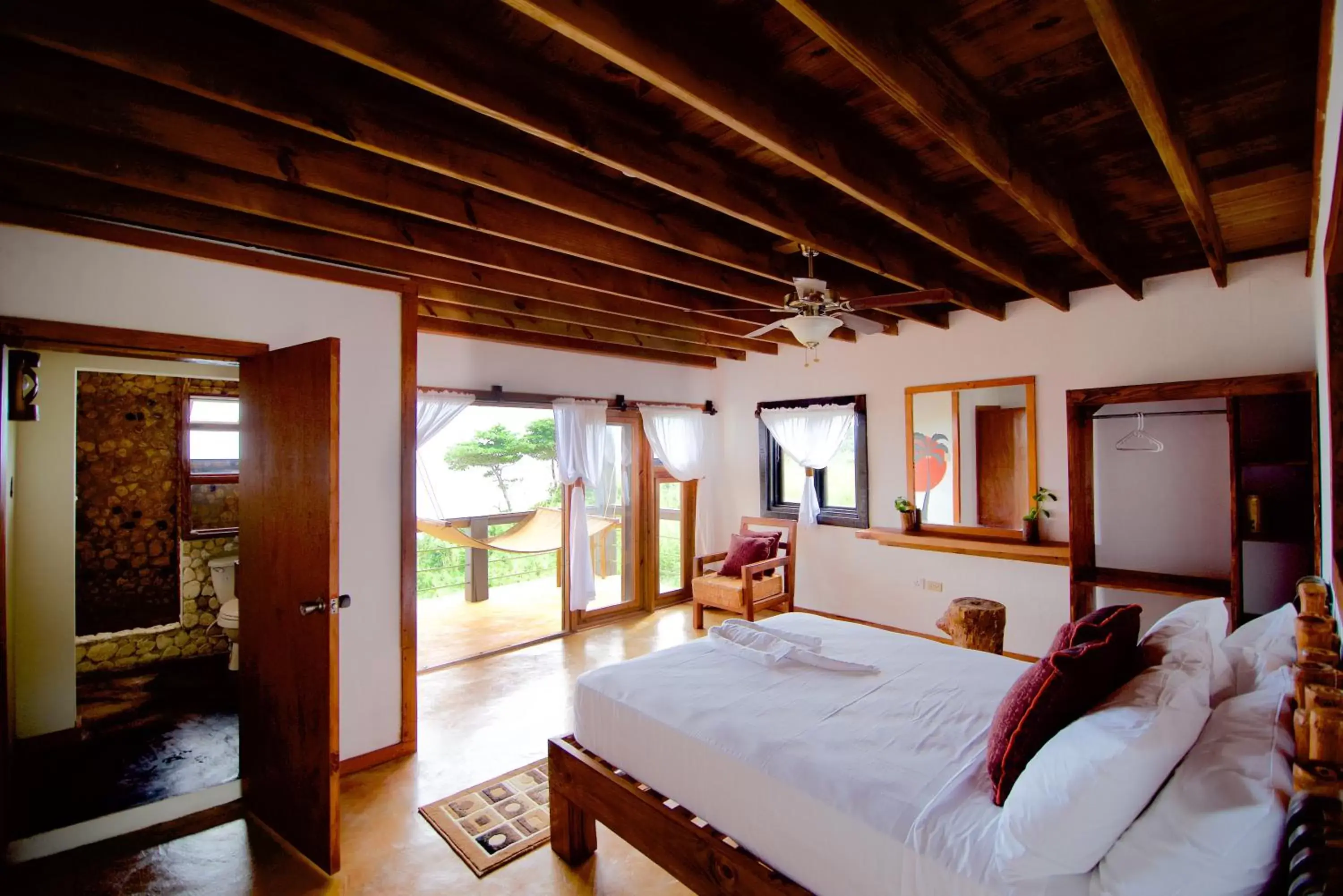 Bedroom, Bed in The Sea Cliff Hotel Resort & Spa