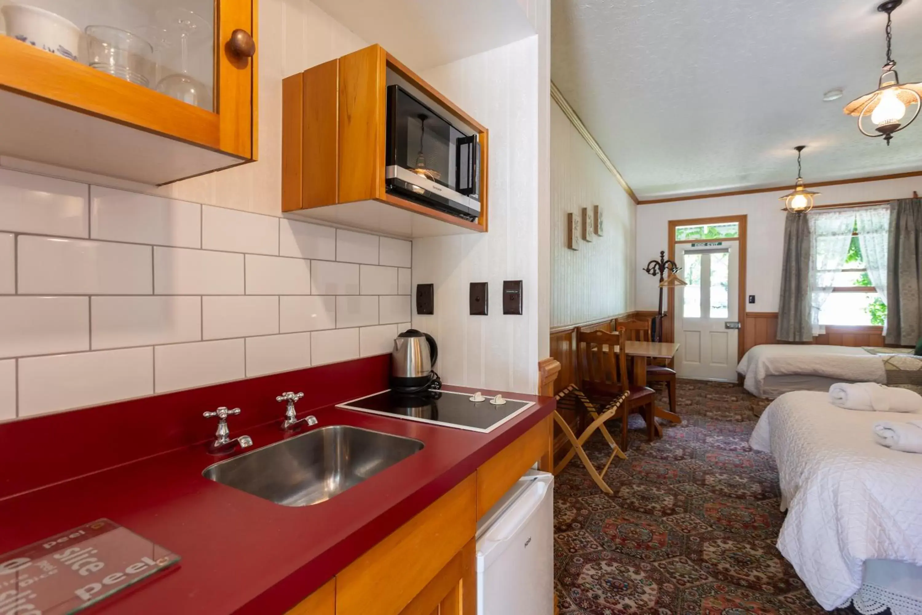 Kitchen/Kitchenette in Settlers Cottage Motel