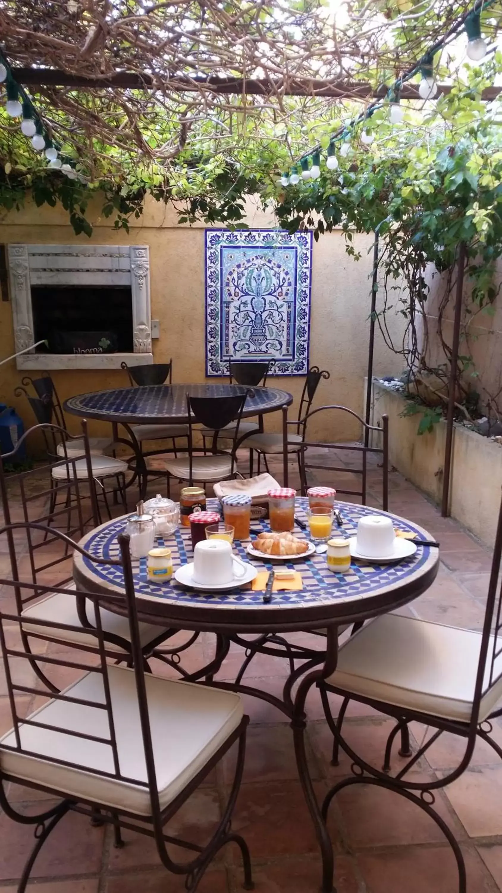 Continental breakfast in Maison Saint Louis avec Jacuzzi