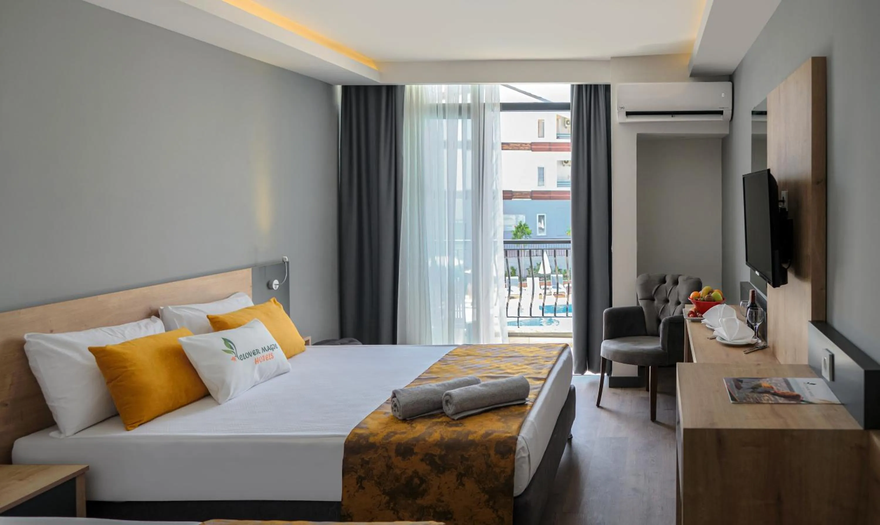 Bed in Clover Magic Park Side Hotel