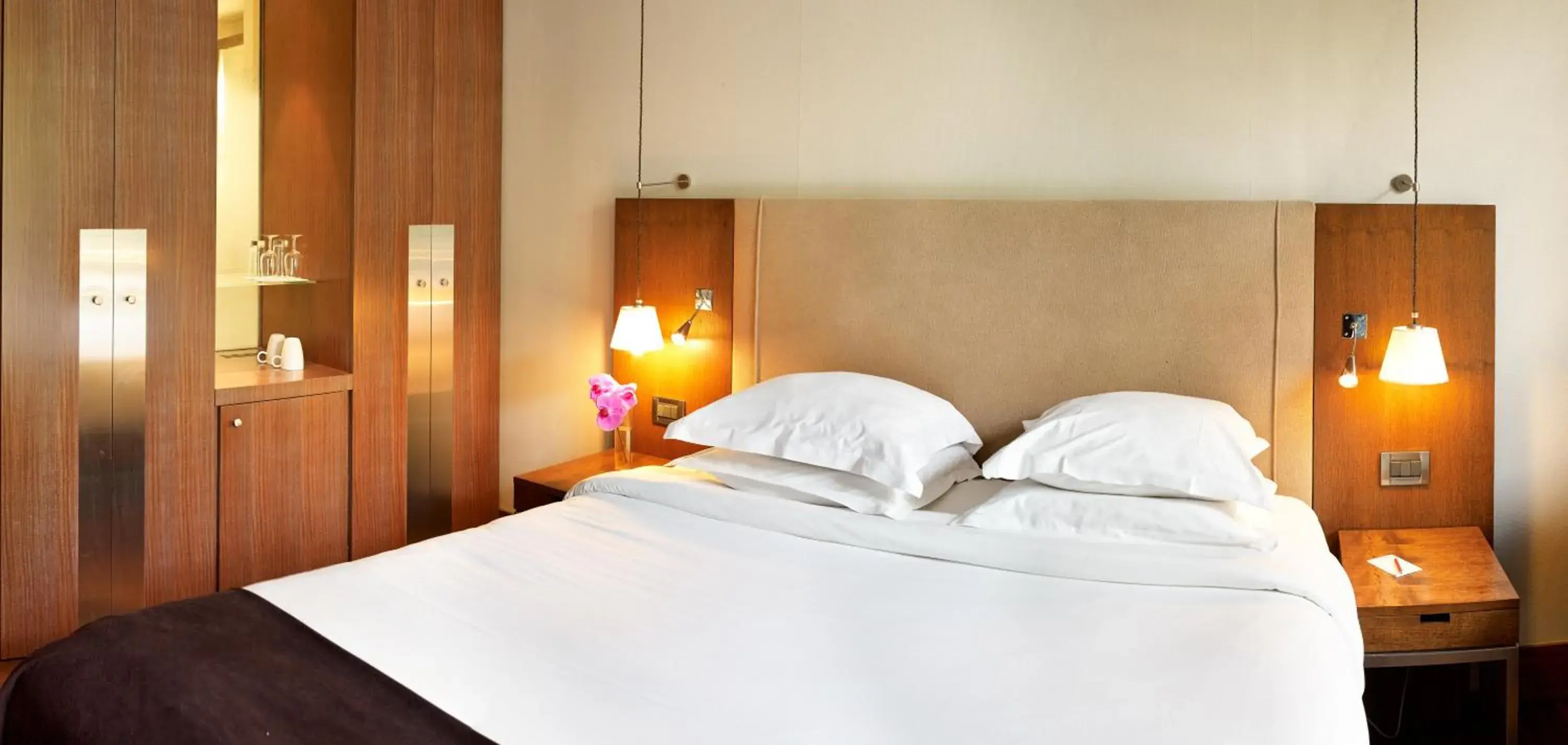 Bedroom, Bed in Radisson Blu Hotel Champs Elysees (Pet-friendly)