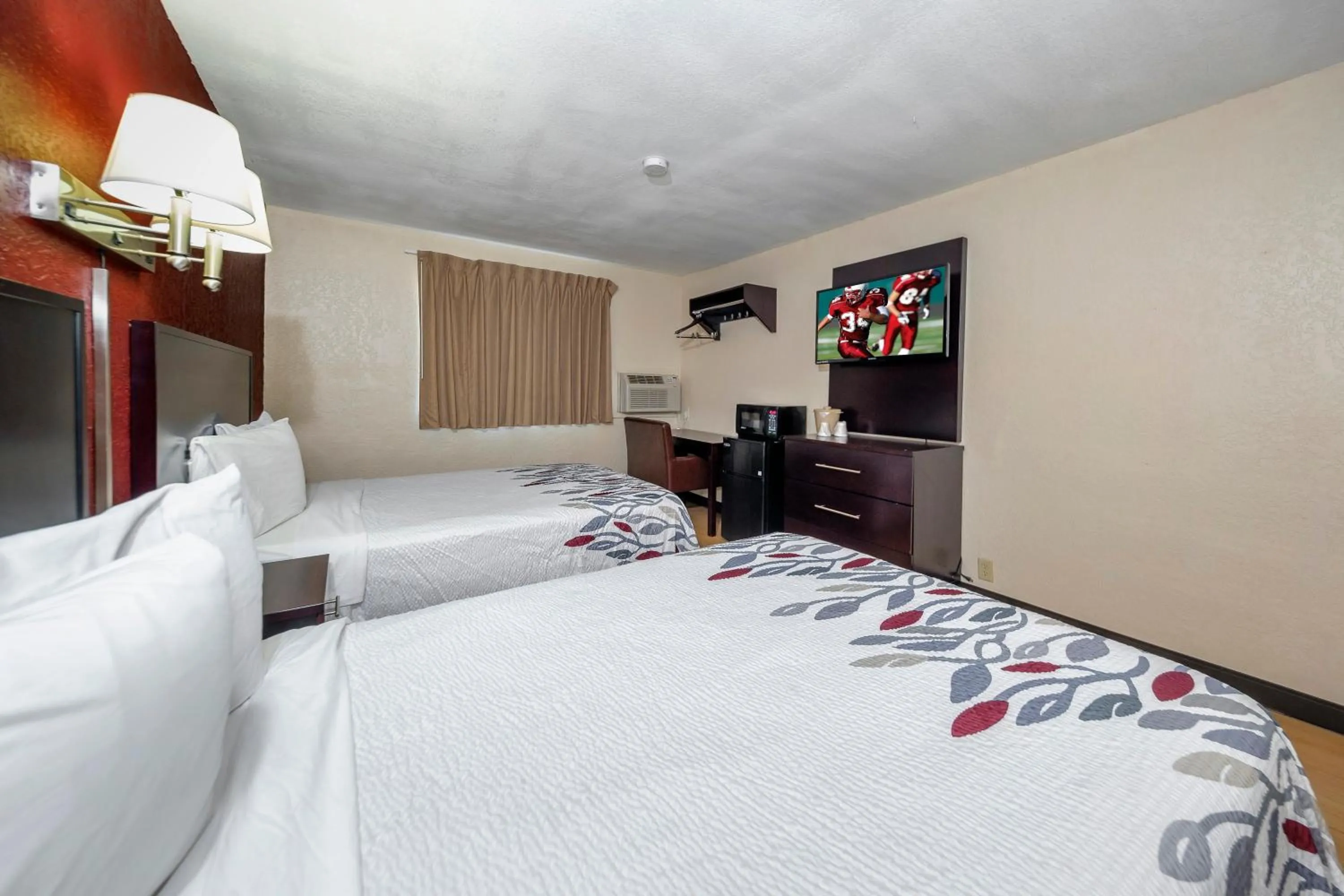 Photo of the whole room, Bed in Red Roof Inn Jacksonville - Cruise Port