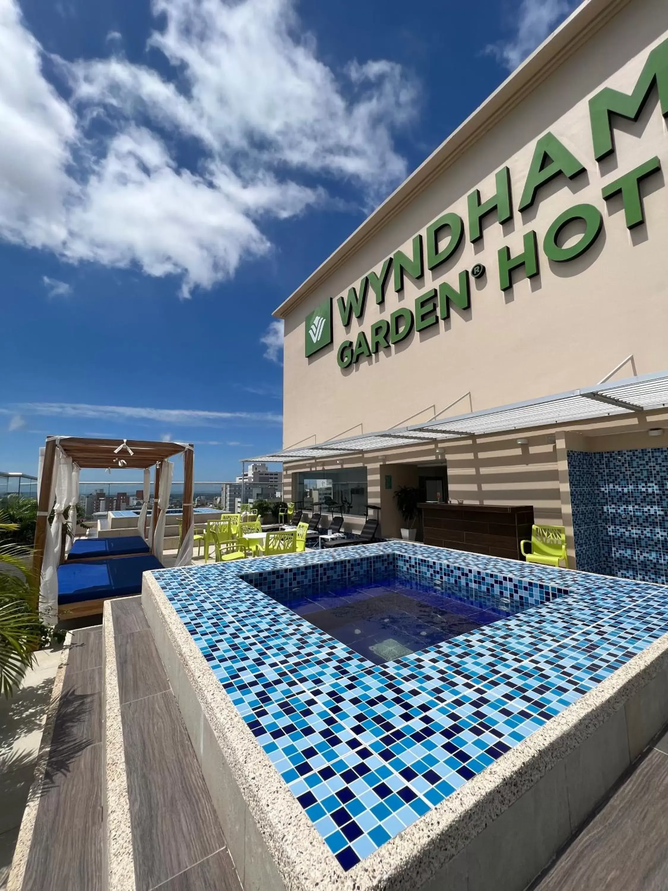 Solarium, Swimming Pool in Wyndham Garden Barranquilla