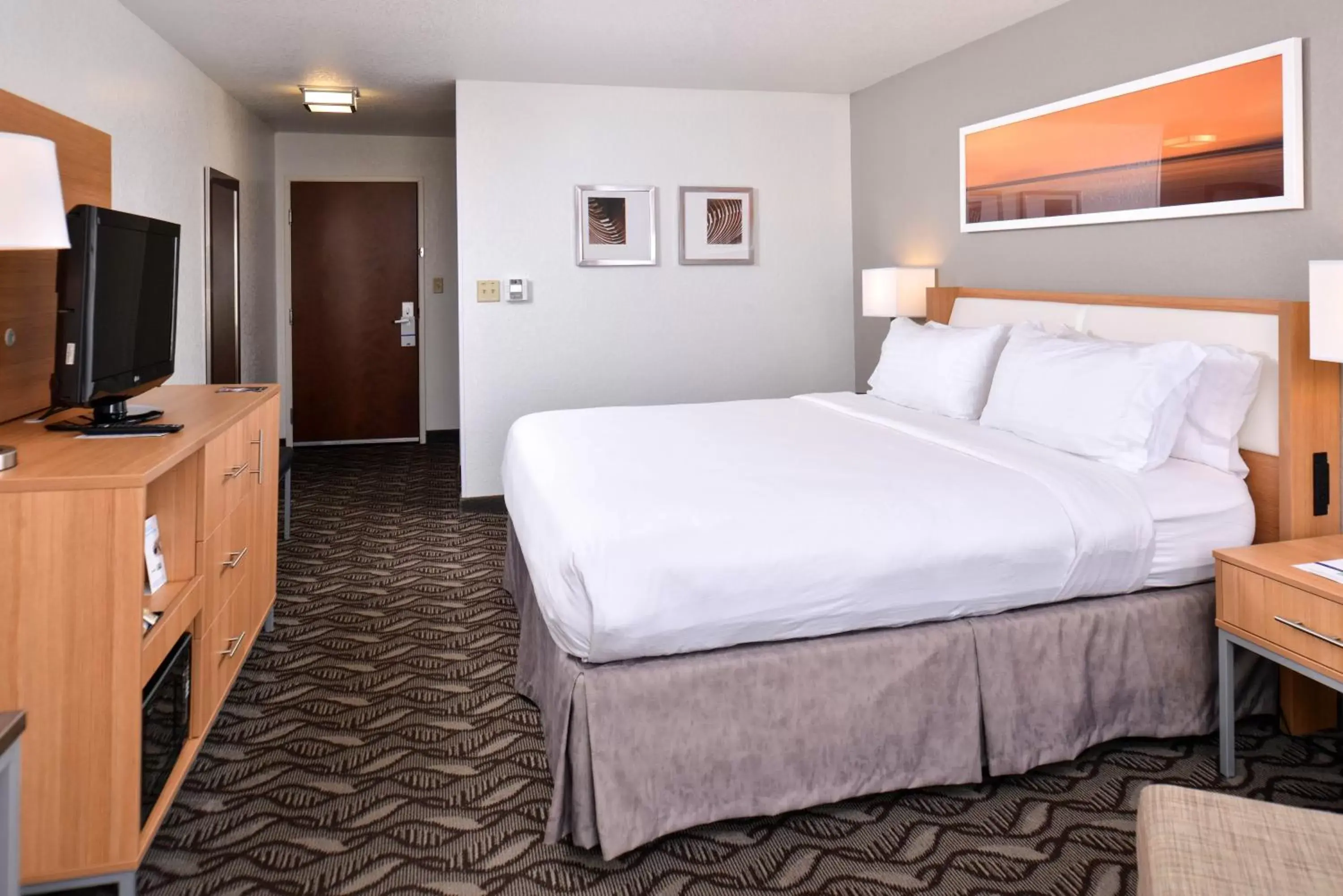 Photo of the whole room, Bed in Holiday Inn Express Hotel & Suites Lonoke I-40, an IHG Hotel