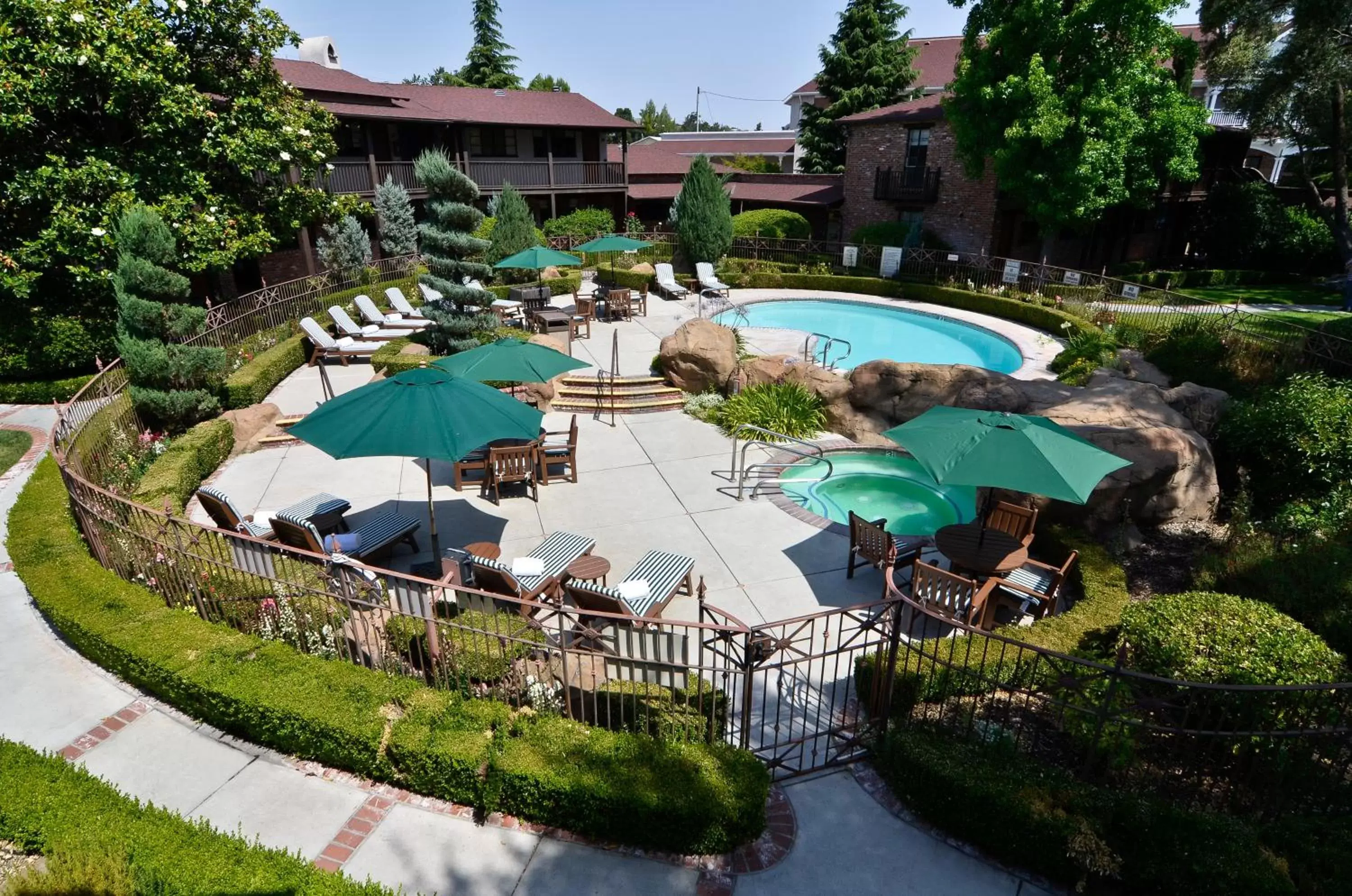 Patio, Pool View in Paso Robles Inn