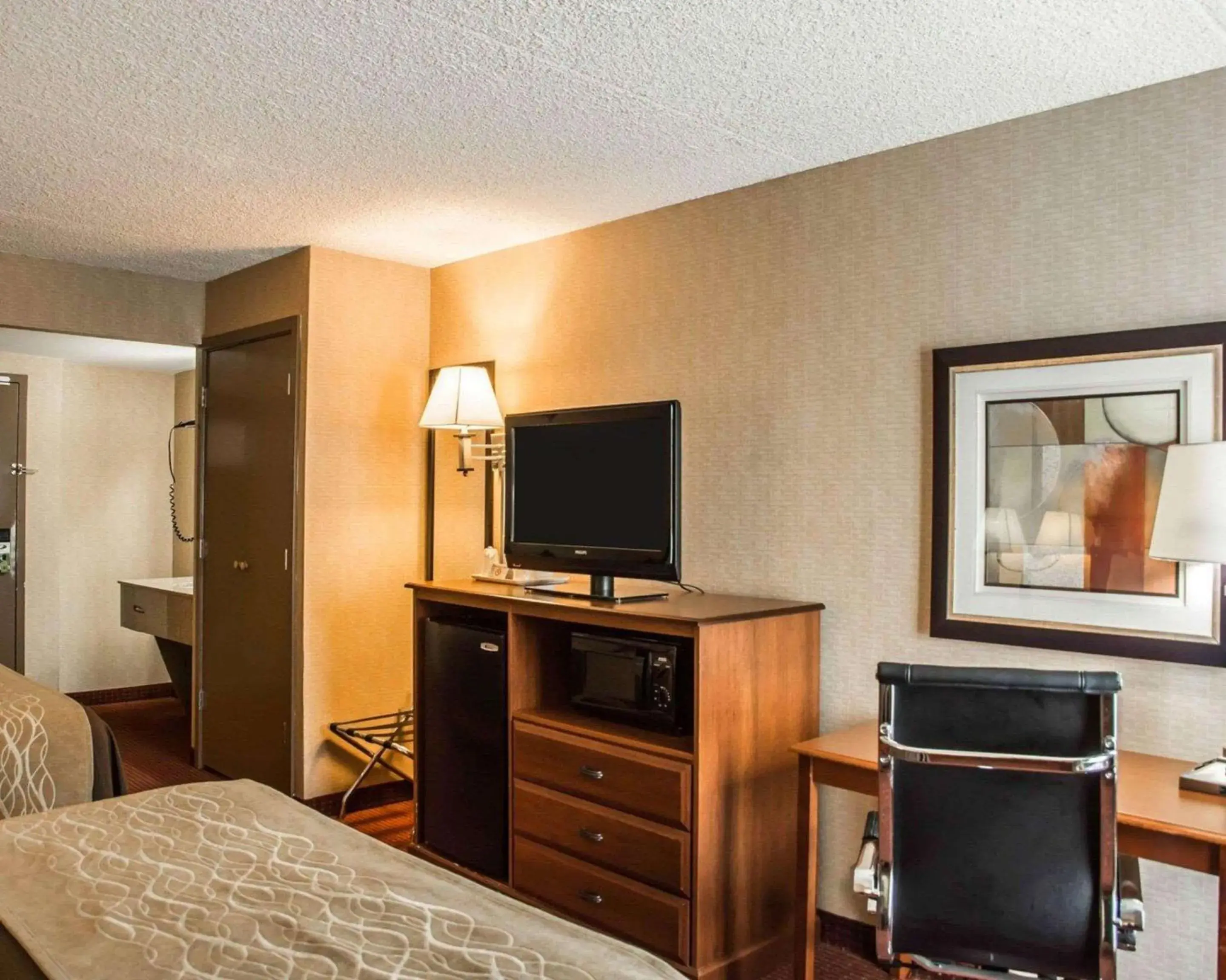 Photo of the whole room, TV/Entertainment Center in Quality Inn Springboro West