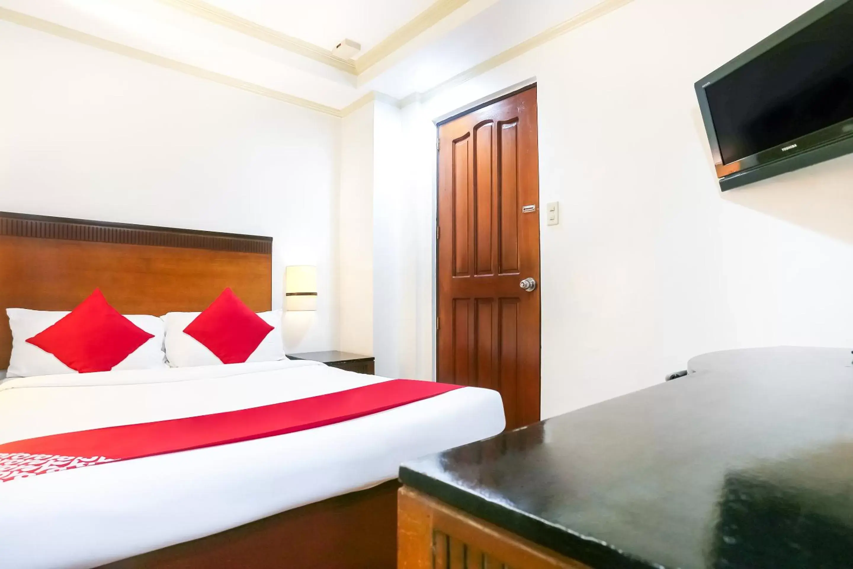 Bedroom, Bed in Super OYO 406 Royal Parc Inn & Suites