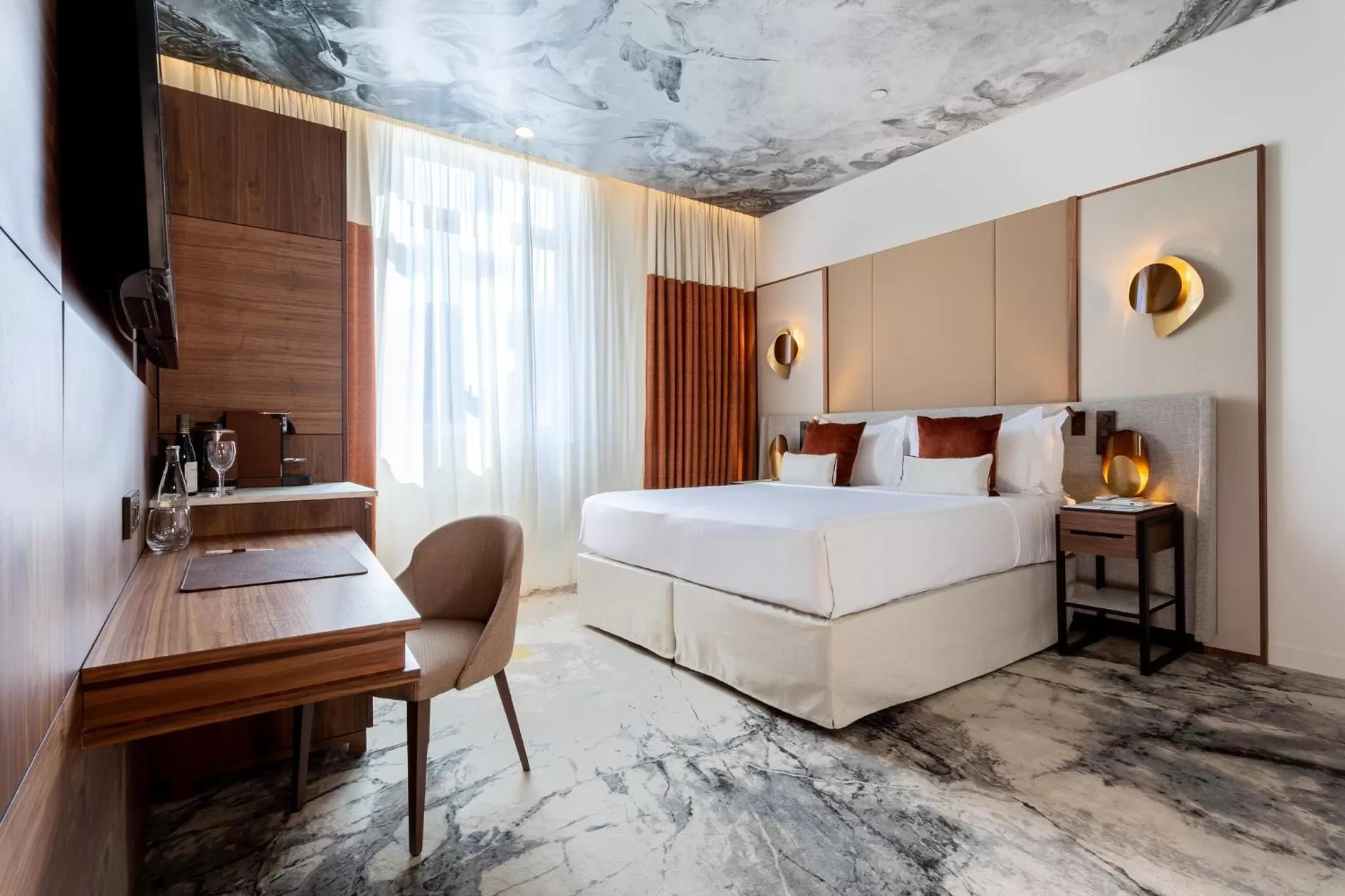 Photo of the whole room, Bed in InterContinental Paris Champs Elysées Etoile by IHG