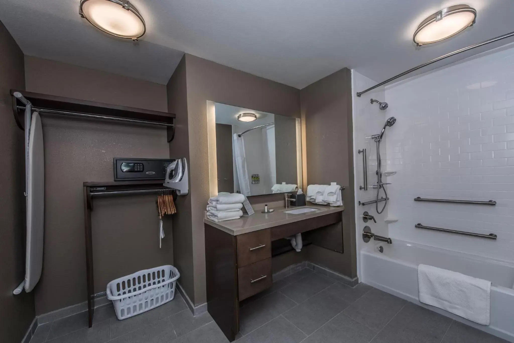 Photo of the whole room, Bathroom in Staybridge Suites Charleston - Mount Pleasant, an IHG Hotel