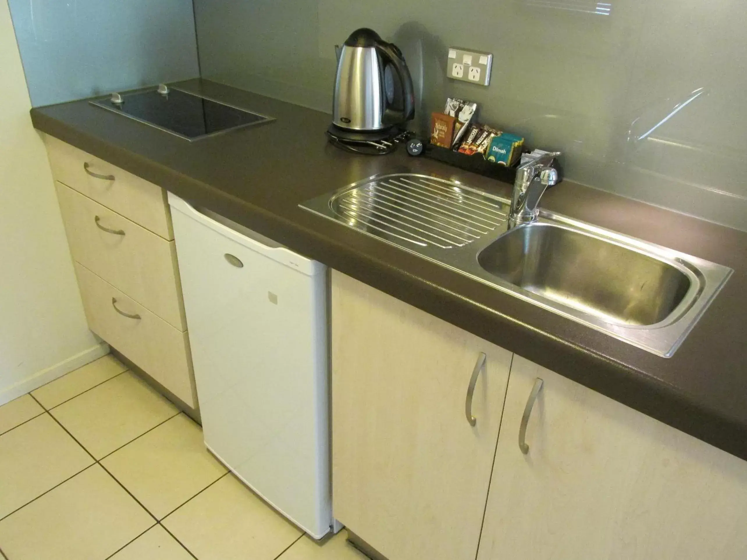 Kitchen or kitchenette, Kitchen/Kitchenette in 166 Majestic Court Motel