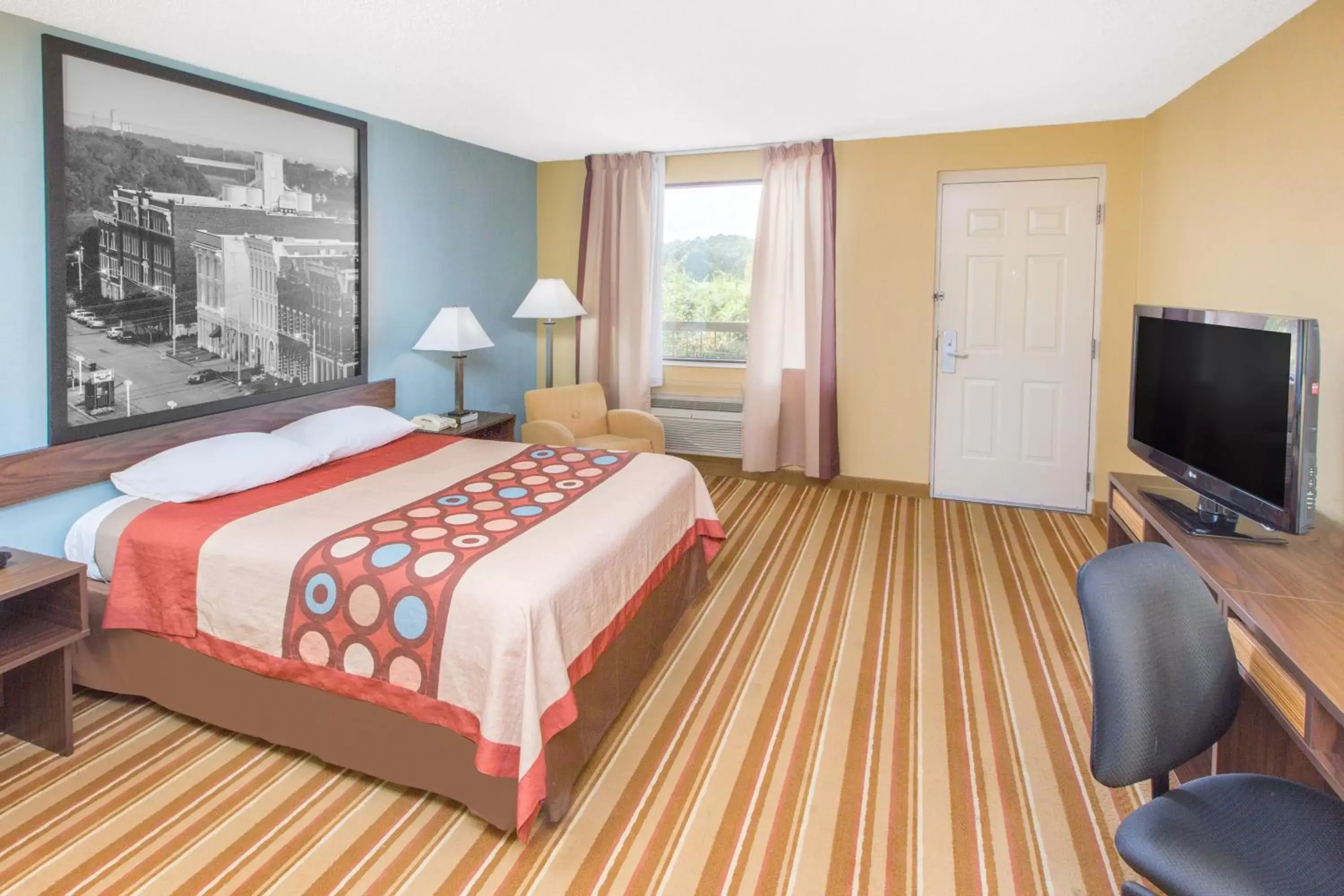 Photo of the whole room, Bed in Super 8 by Wyndham Dothan