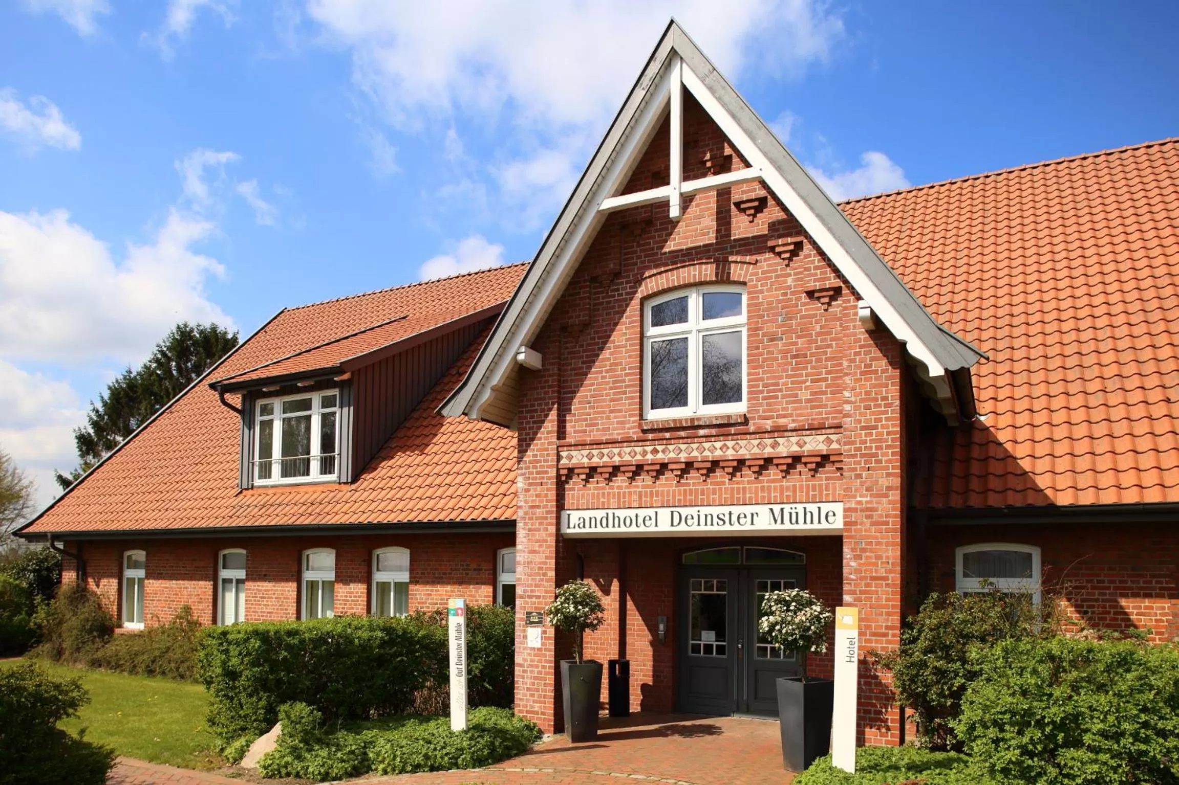 Facade/entrance, Property Building in Stade Land Golf Hotel Landhotel Deinster Mühle