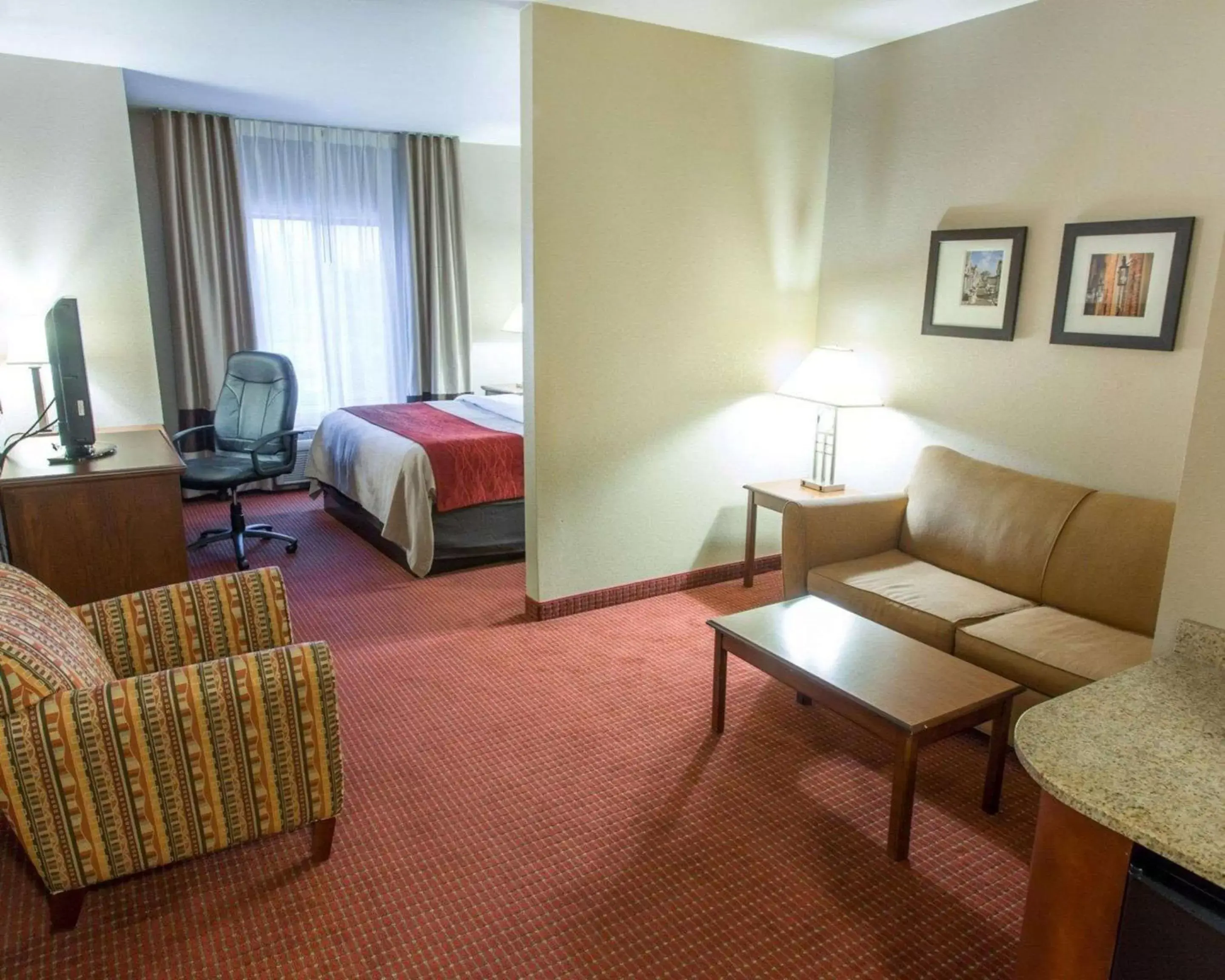 Photo of the whole room, Seating Area in Comfort Inn New Orleans Airport South