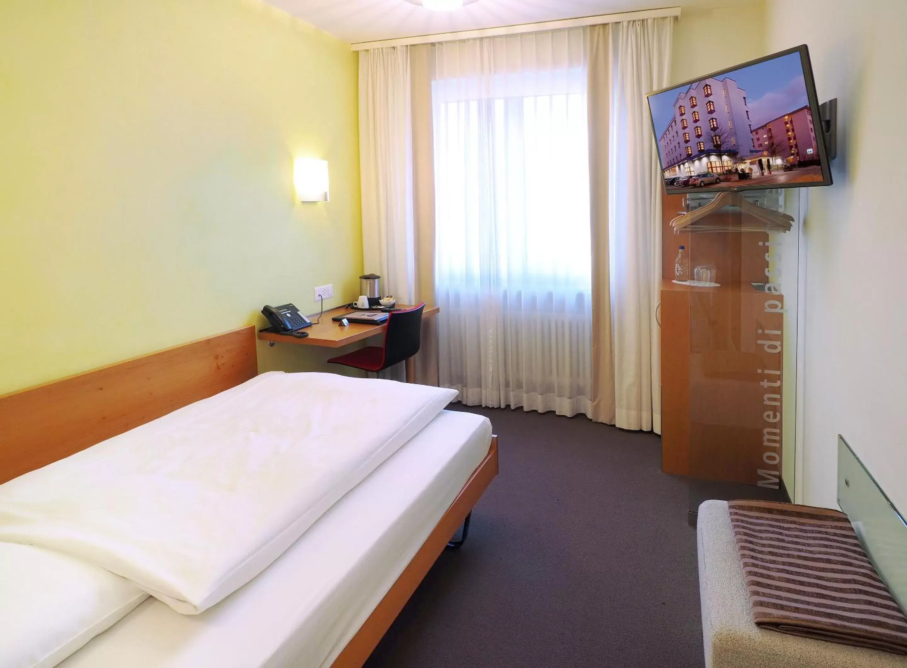 Photo of the whole room, TV/Entertainment Center in Sommerau-Ticino Swiss Quality Hotel