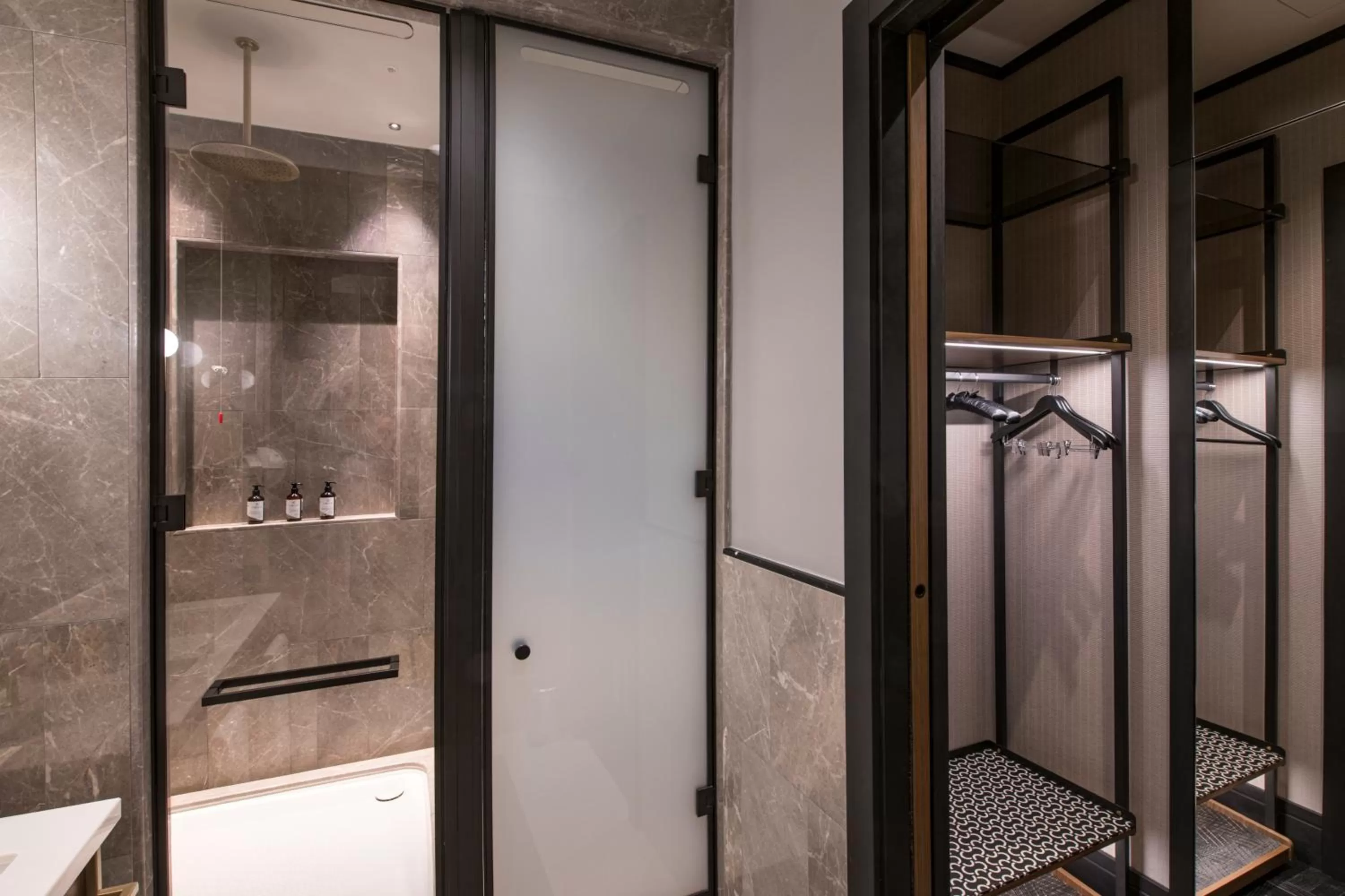 Shower in Umiltà 36