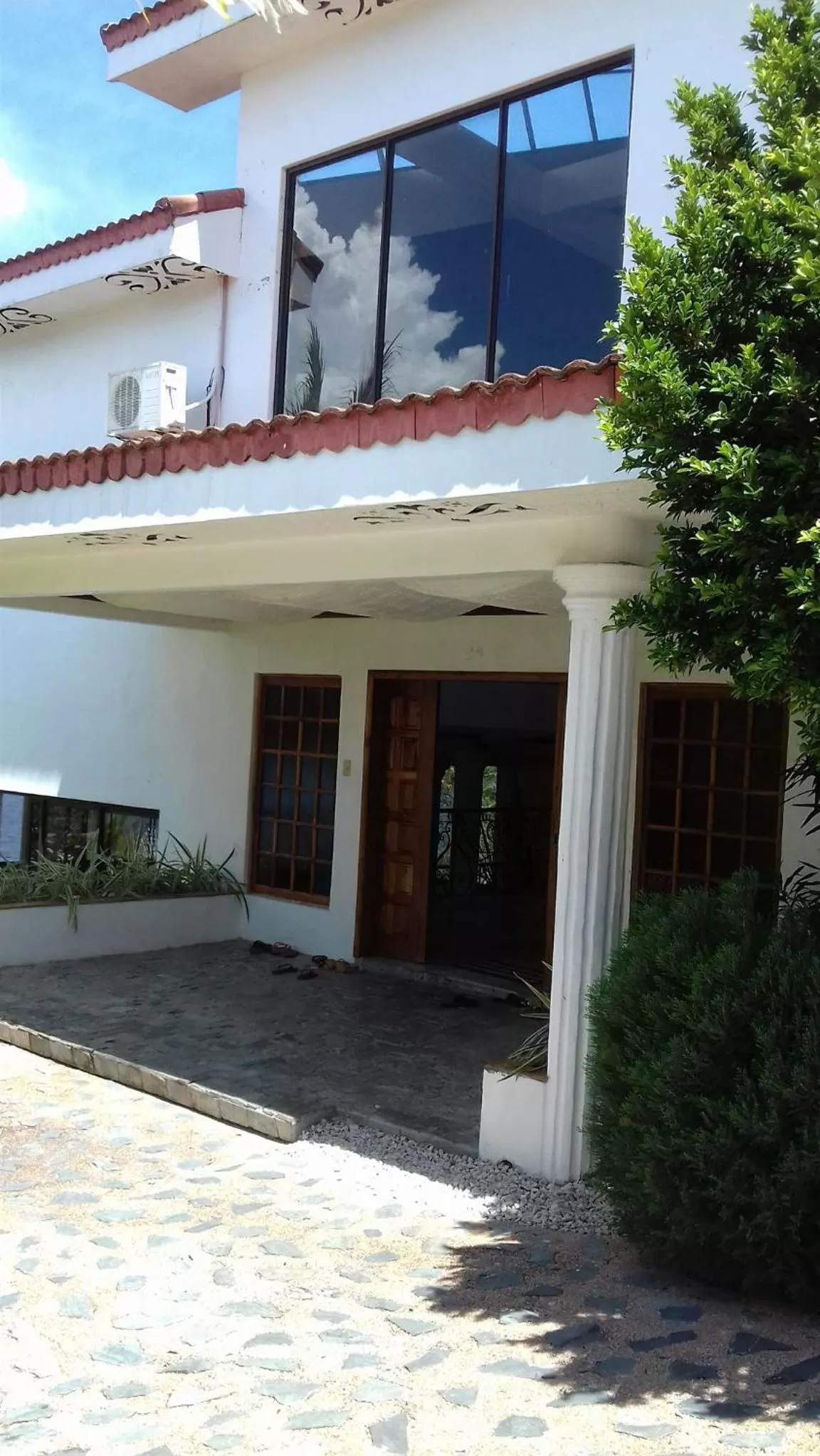 Restaurant/places to eat in Eden Resort