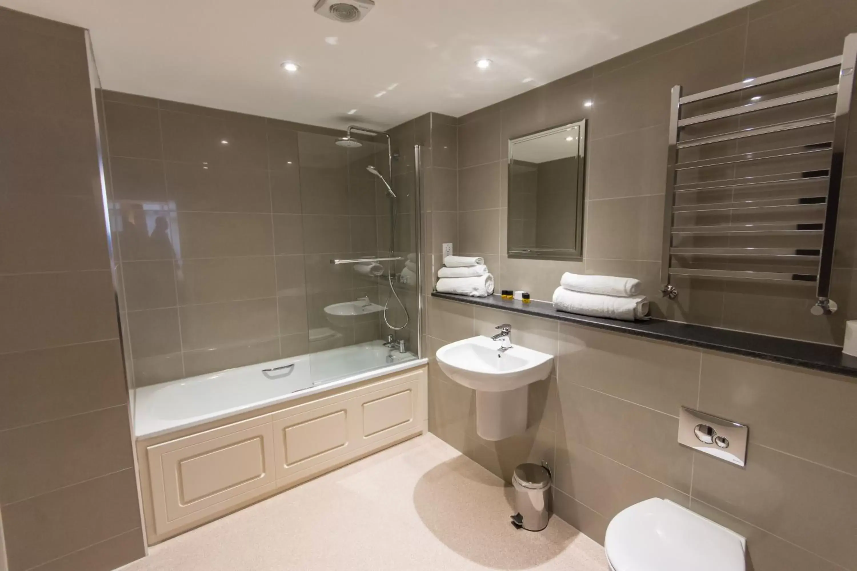 Shower, Bathroom in St Nicholas Hotel