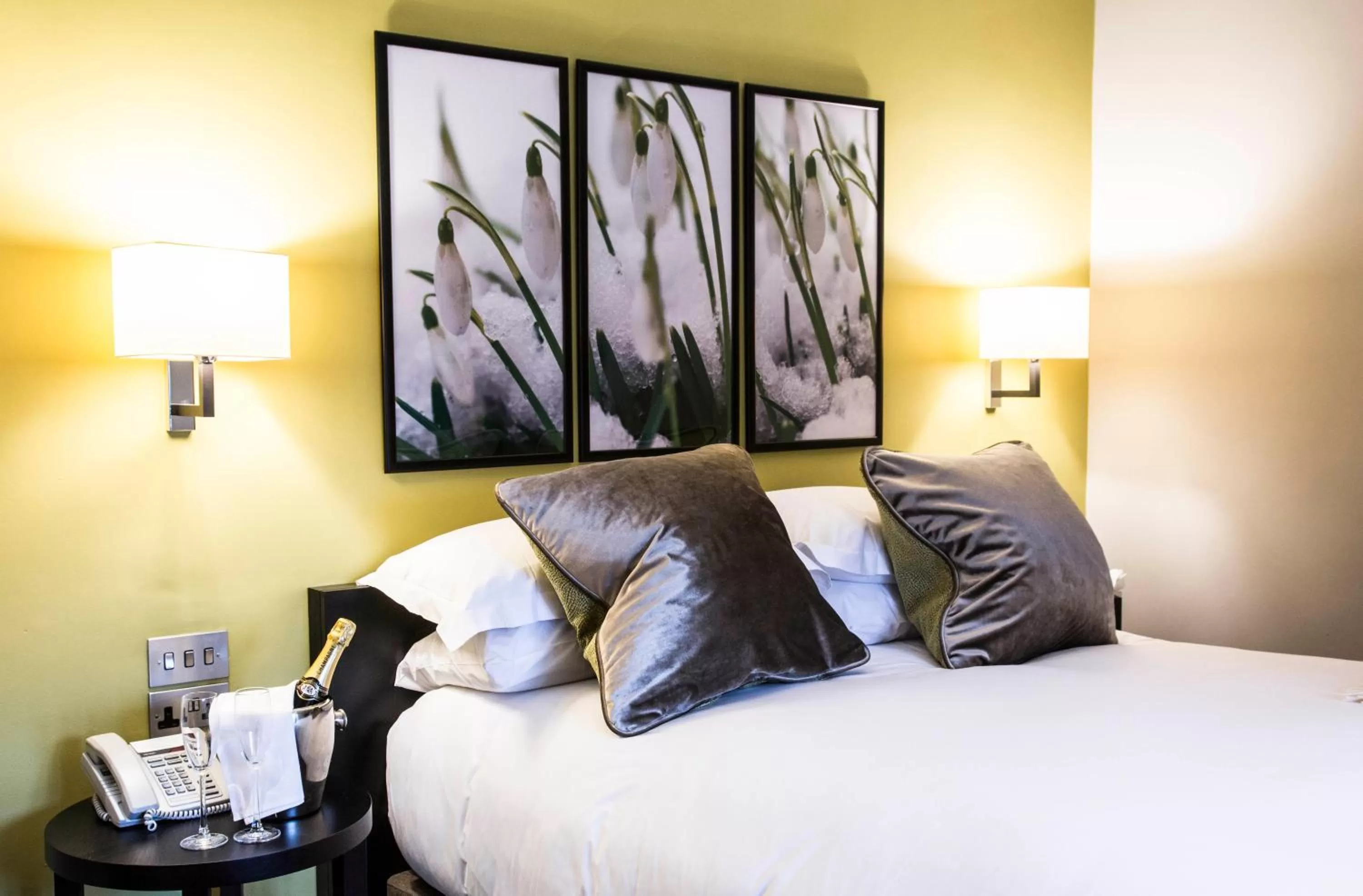 Bedroom, Bed in Hogarths Stone Manor